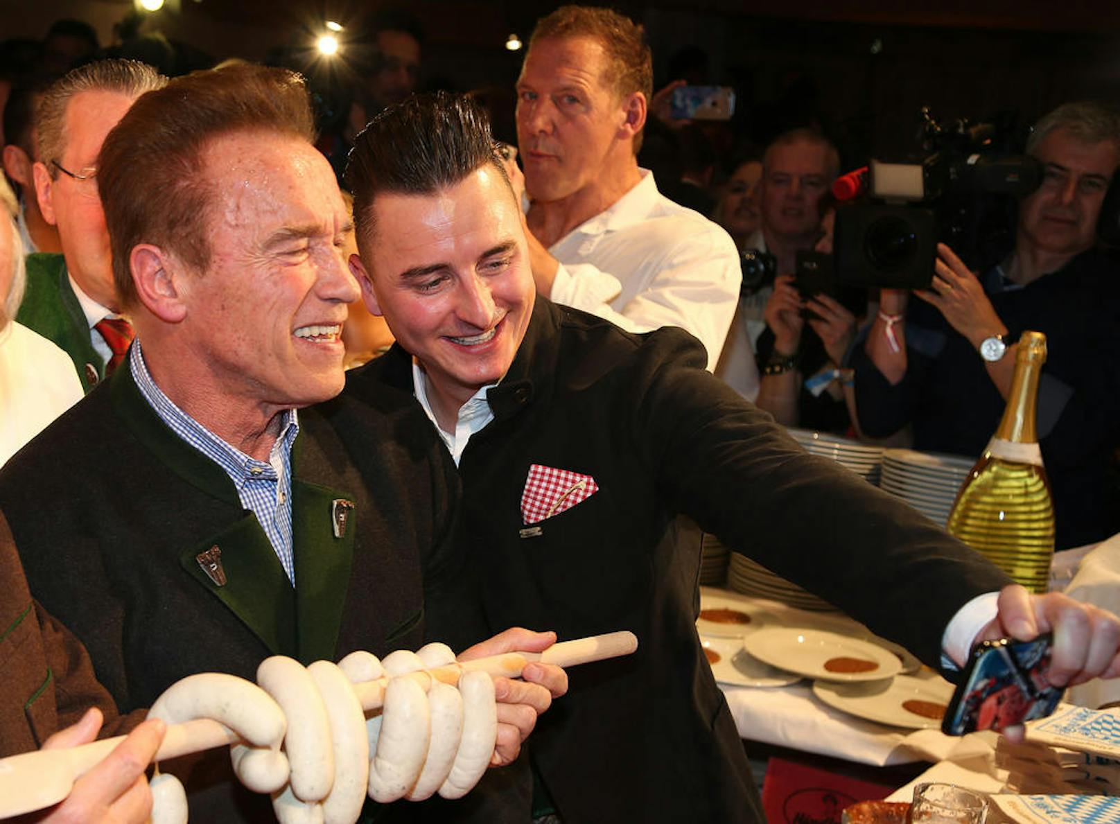 Arnold Schwarzenegger mit Andreas Gabalier auf der Weißwurstparty 2017 im Stanglwirt in Kitzbühel