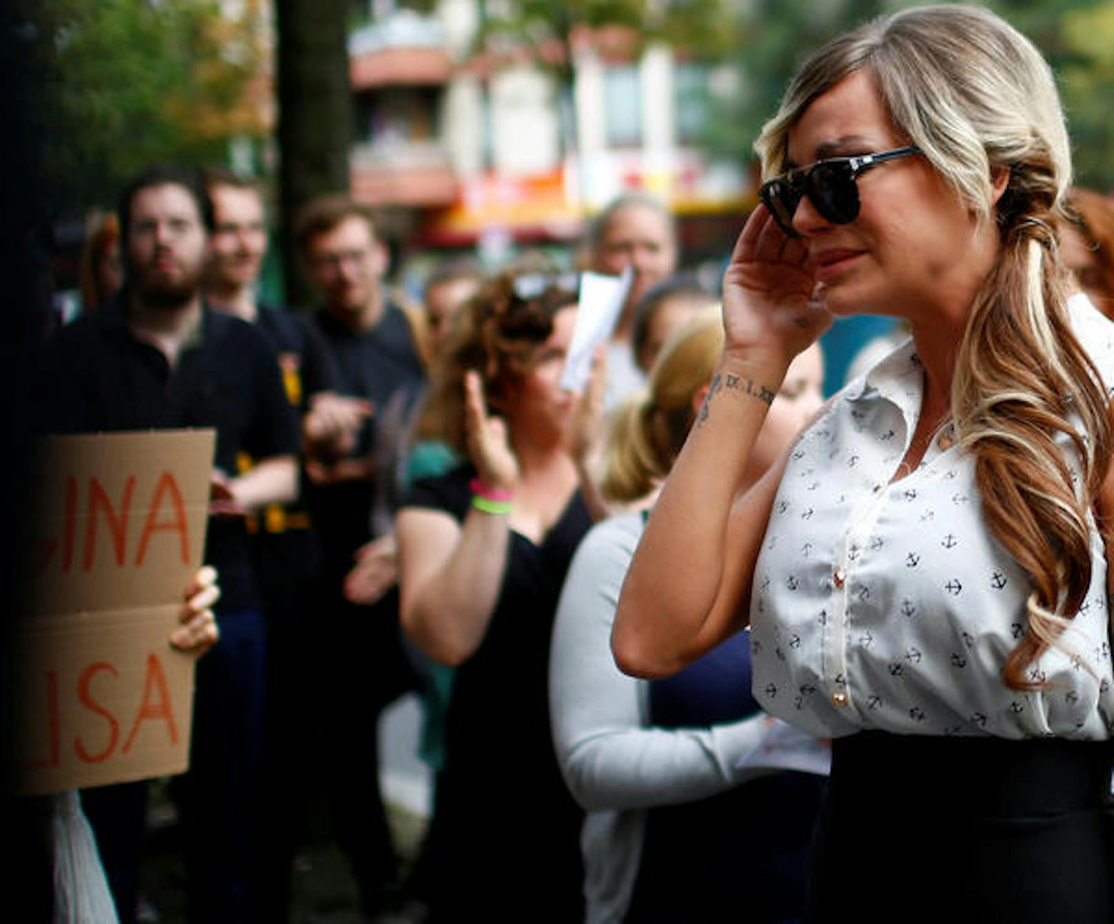 Gina-Lisa Lohfink kämpfte vor dem Gerichtsgebäude in Berlin mit den Tränen. Rund ein Dutzend Unterstützer der "No is No"-Bewegung empfingen die ehemalige Kandidatin von "Germany's Next Topmodel".