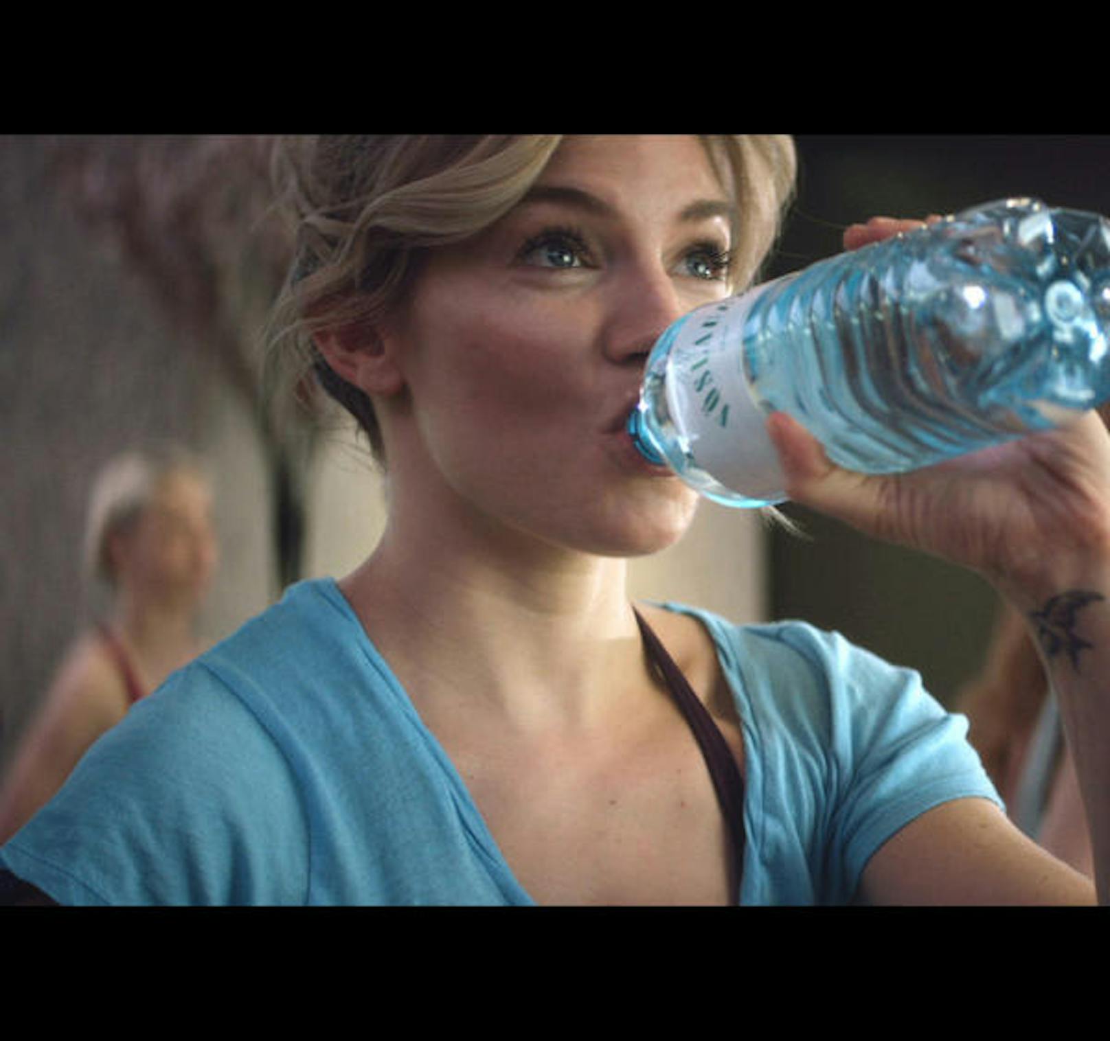 Sienna Miller macht Werbung für "Vöslauer"