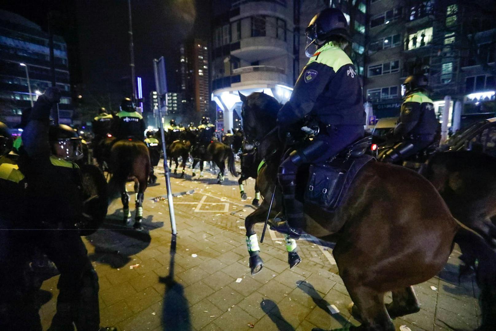 Berittene Polizei beim türkischen Konsulat in Rotterdam