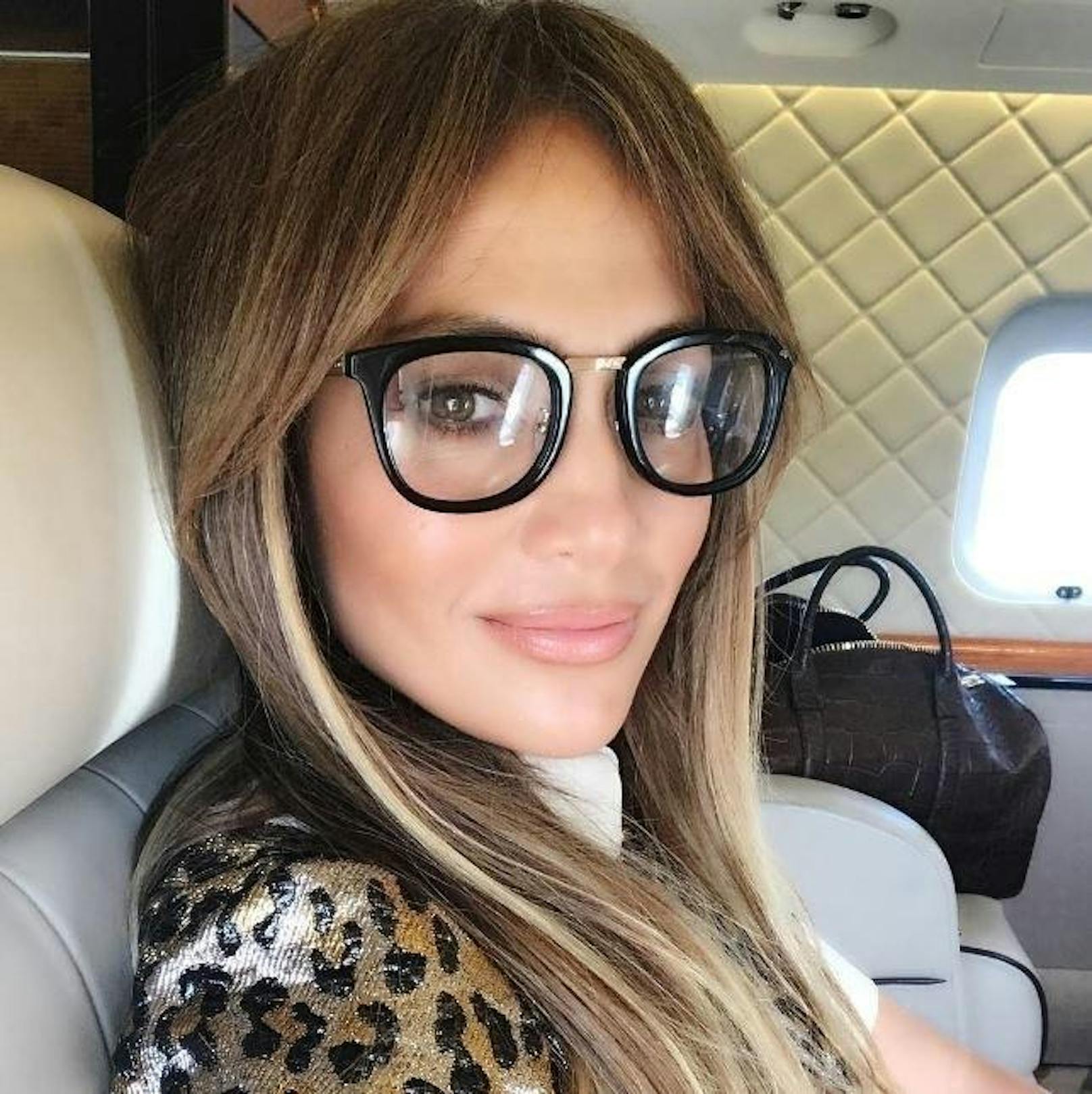 02.09.2017: Popstar Jennifer Lopez ist mit ihrer neuen "Streber"-Brille kaum wieder zu erkennen!