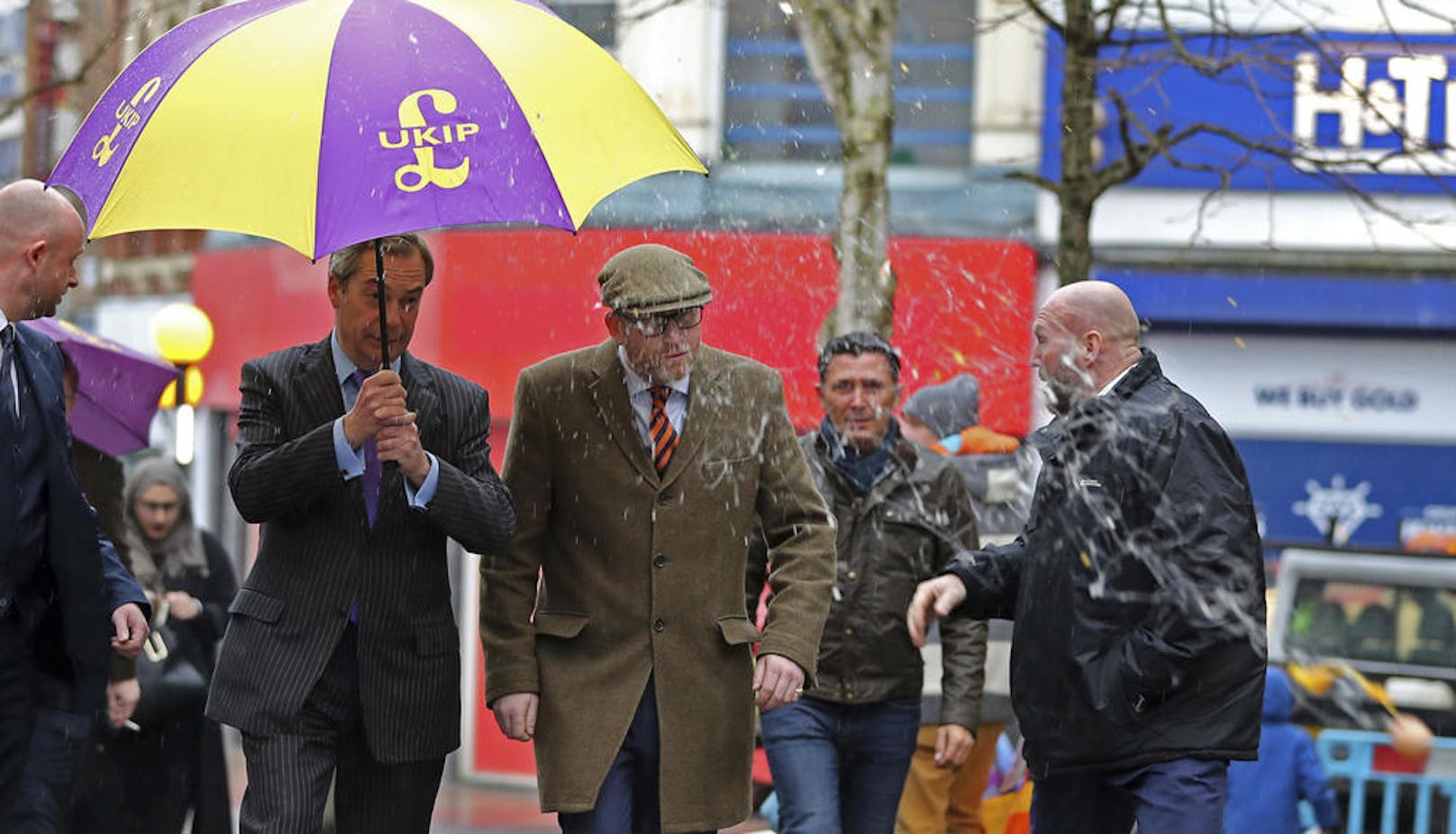 07.02.2017: UKIP-Chef Nigel Farage (links) wollte seinem Parteikollegen Paul Nuttall beim Wahlkampf helfen. Stattdessen wurde er in Stoke-On-Trent mit Eiern (rechtes unteres Eck) beworfen. (Foto: PA)