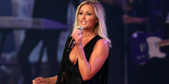 Tief ausgeschnitten und superkurz: Helene Fischer weiß, wie sie ihren Fans gefällt.