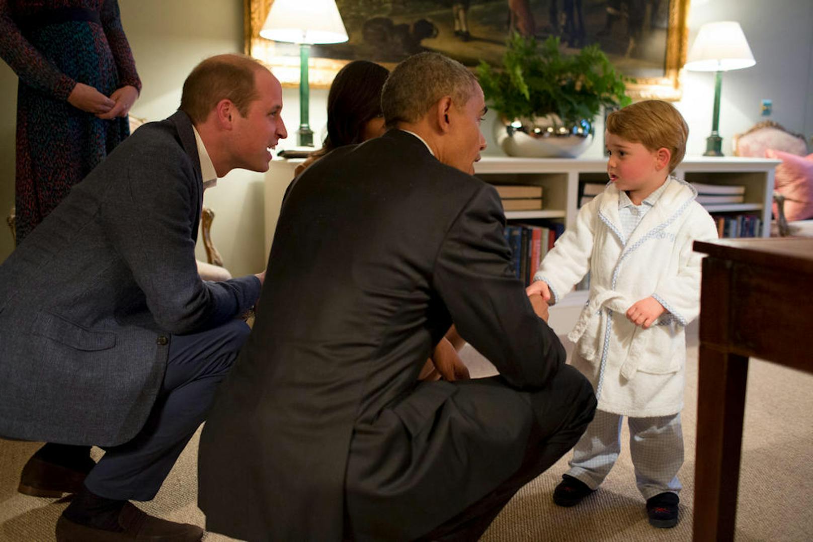 Staatstragend: Prinz George durfte länger aufbleiben, als die Obamas zu Besuch kamen. Im Morgenmantel empfing er Michelle und Barack, damals das Präsidentenpaar der USA.