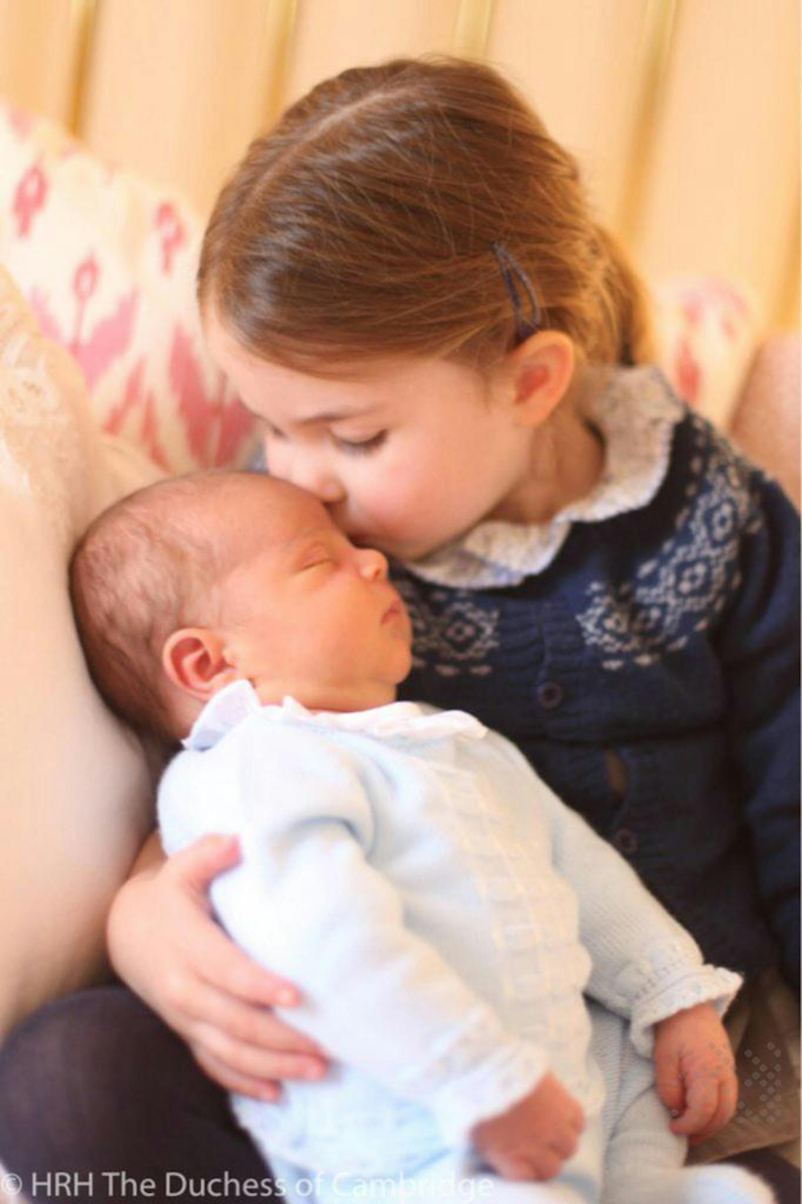 Das erste Foto von Prinz Louis hat Mama Kate aufgenommen. Geschwisterliebe: Prinzessin Charlotte darf ihren kleinen Bruder Prinz Louis Arthur Charles of Cambridge schon wenige Tage nach seiner Geburt halten.