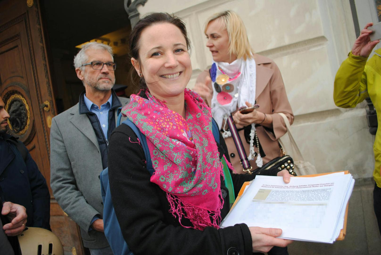Anja Baumgartner-Reitz, Obfrau des Elternvereins der Integrativen Schule Hernals, sammelte 300 Unterschriften. Sie liegen jetzt im Innenministerium. Der Grüne Bildungssprecher Harald Walser (hinten links) unterstützt die Petition.