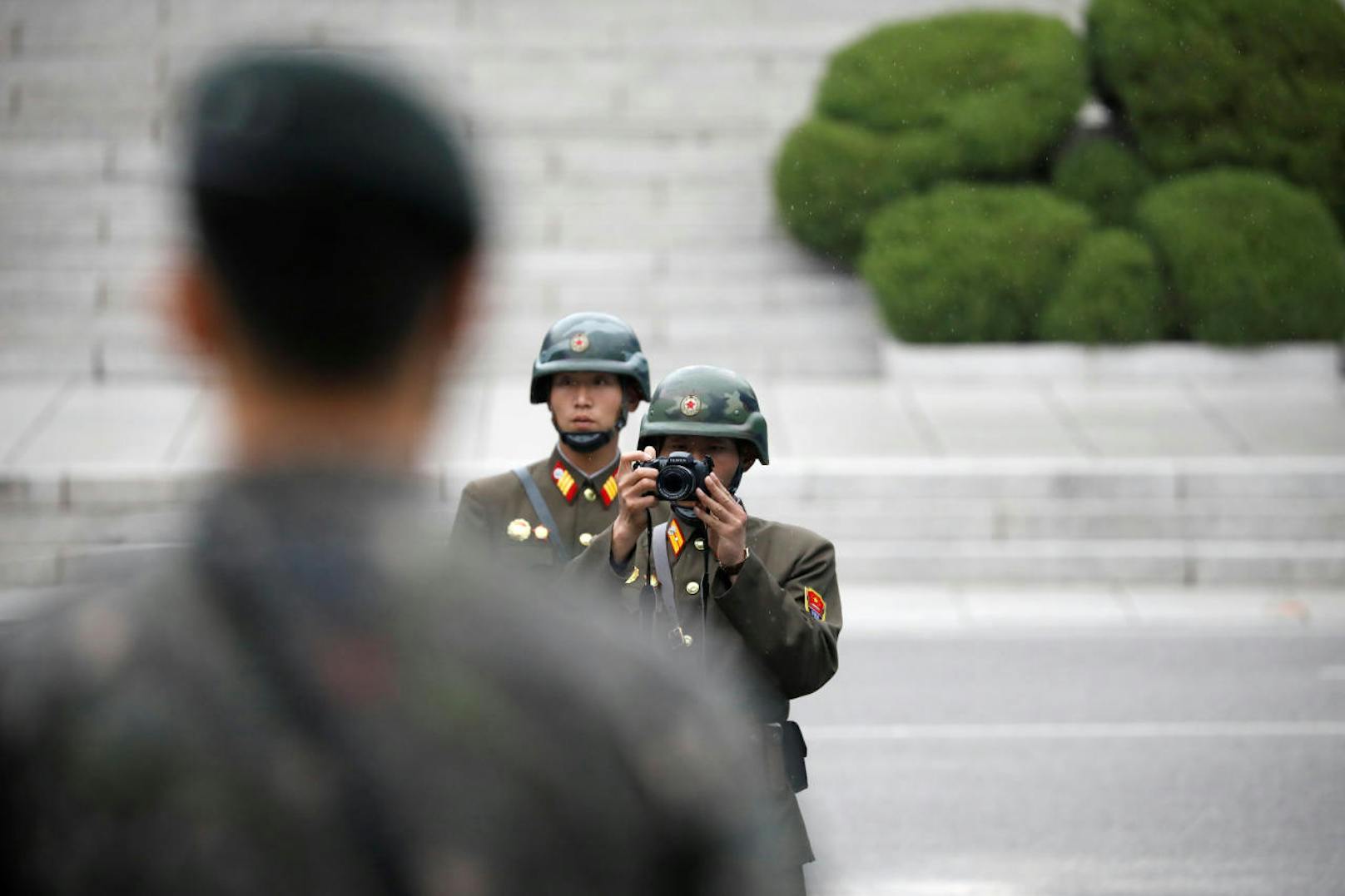 Ein nordkoreanischer Soldat fotografierte Pence aus der Distanz.