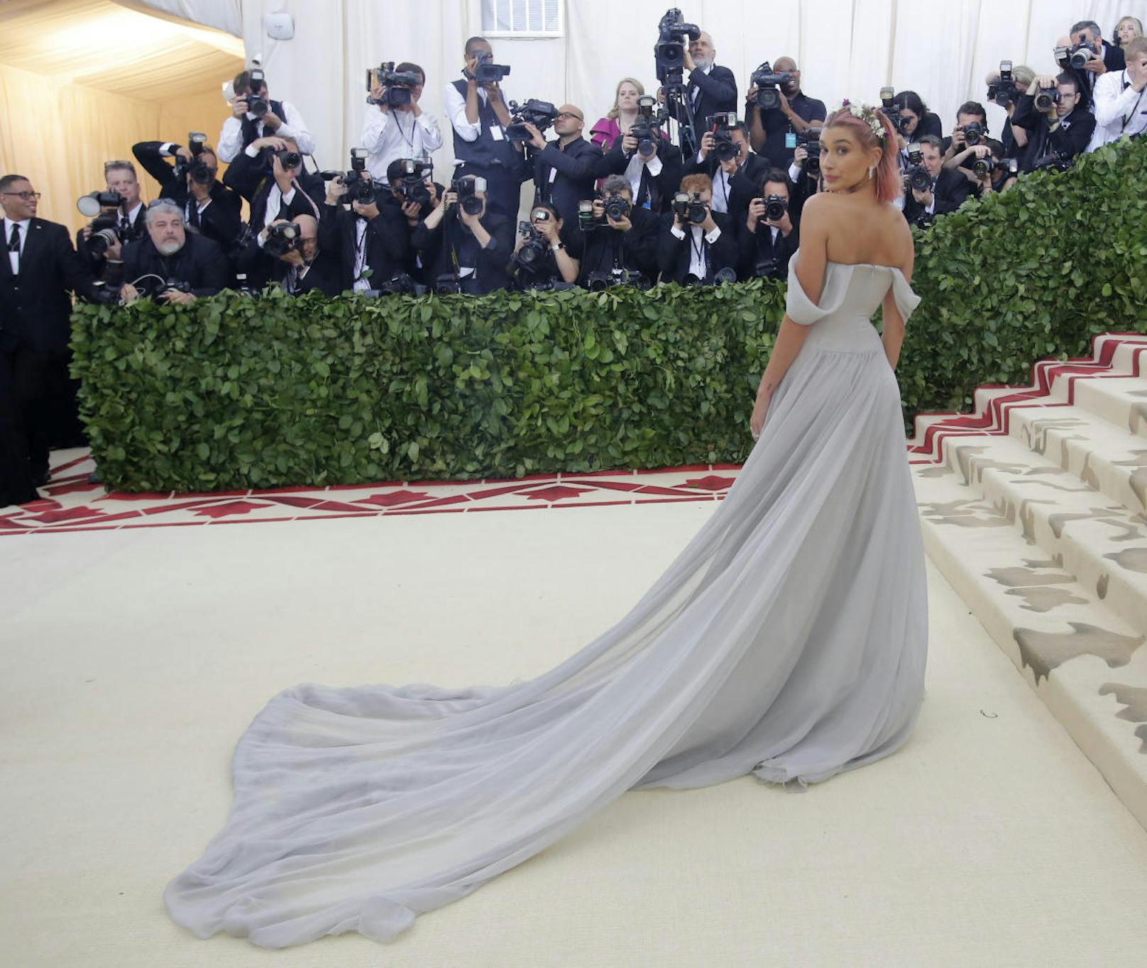Hailey Baldwin arrives at the Metropolitan Museum of Art Costume Institute Gala (Met Gala) to celebrate the opening of "Heavenly Bodies: Fashion and the Catholic Imagination" in the Manhattan borough of New York, U.S., May 7, 2018. REUTERS/Eduardo Munoz - HP1EE571U8O45