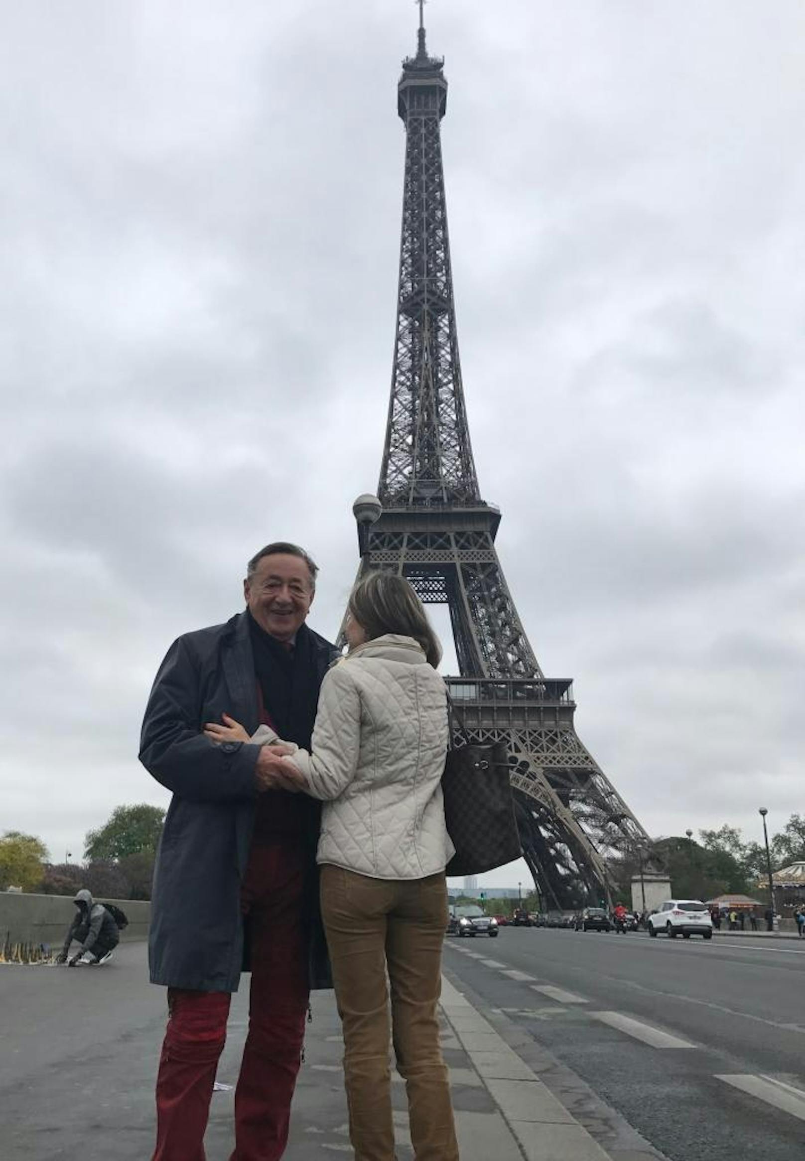 Auch unter dem Eiffelturm - Andrea zeigt ihr Gesicht nicht.