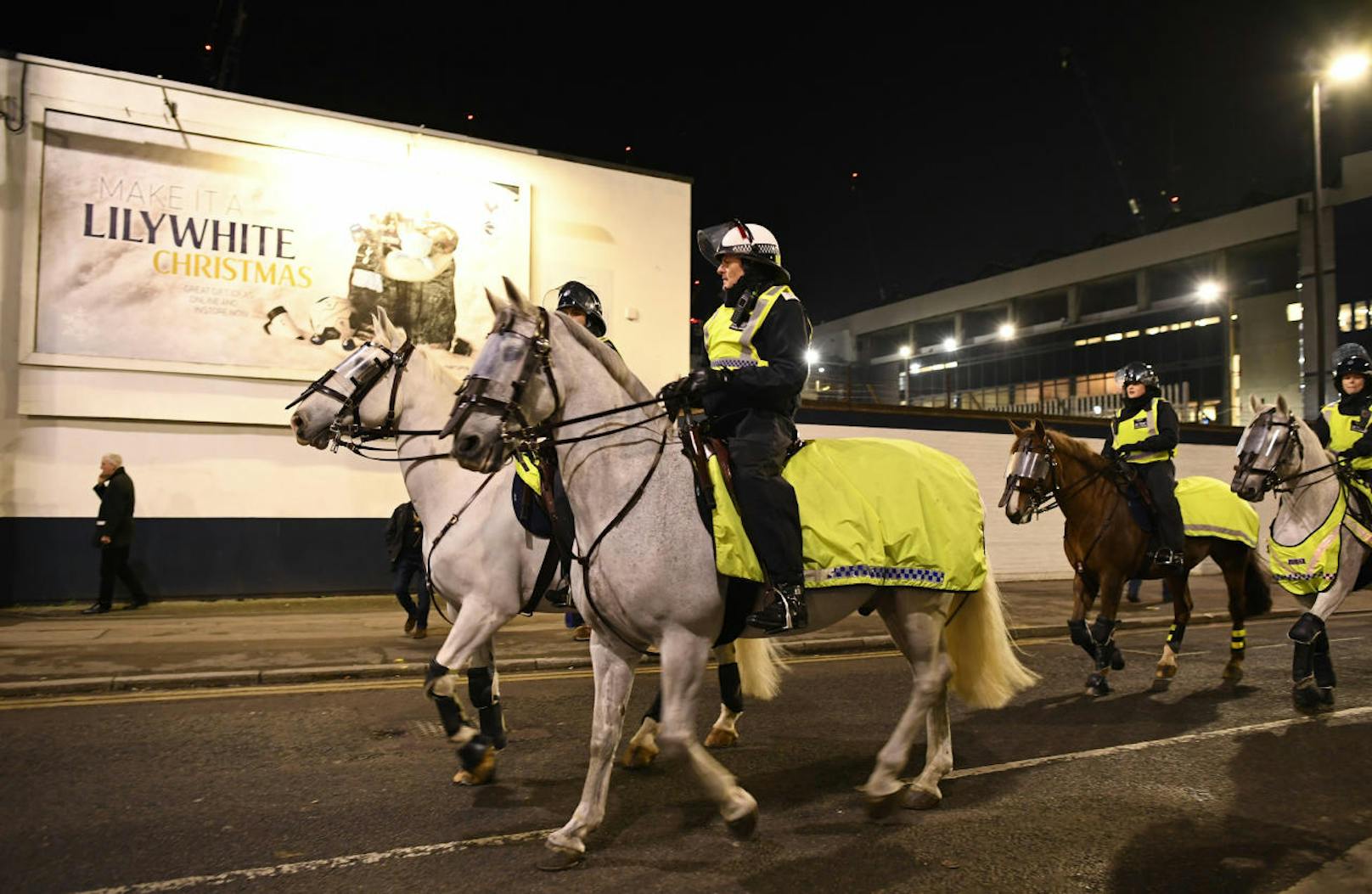 Berittene britische Polizisten beim Premier-League-Fußballmatch Tottenham Hotspur gegen Chelsea