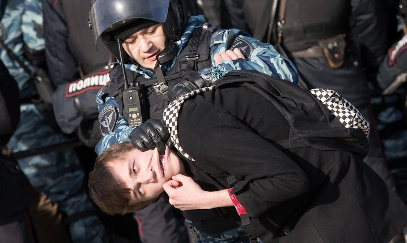 26.03.2017: Ein russischer Polizist nimmt einen Demonstranten in Moskau fest. Am Sonntag demonstrierten Tausende am Puschkinplatz gegen die grassierende Korruption im Land. Die Polizei nahm Dutzende Demonstranten fest. (Foto: AP)