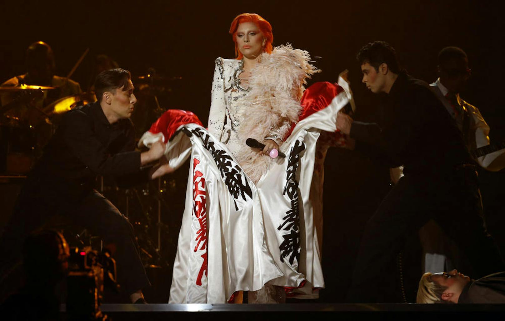 Lady Gaga zollt der Popikone David Bowie mit einer Zeitreise in die 70er und 80er Tribut.
