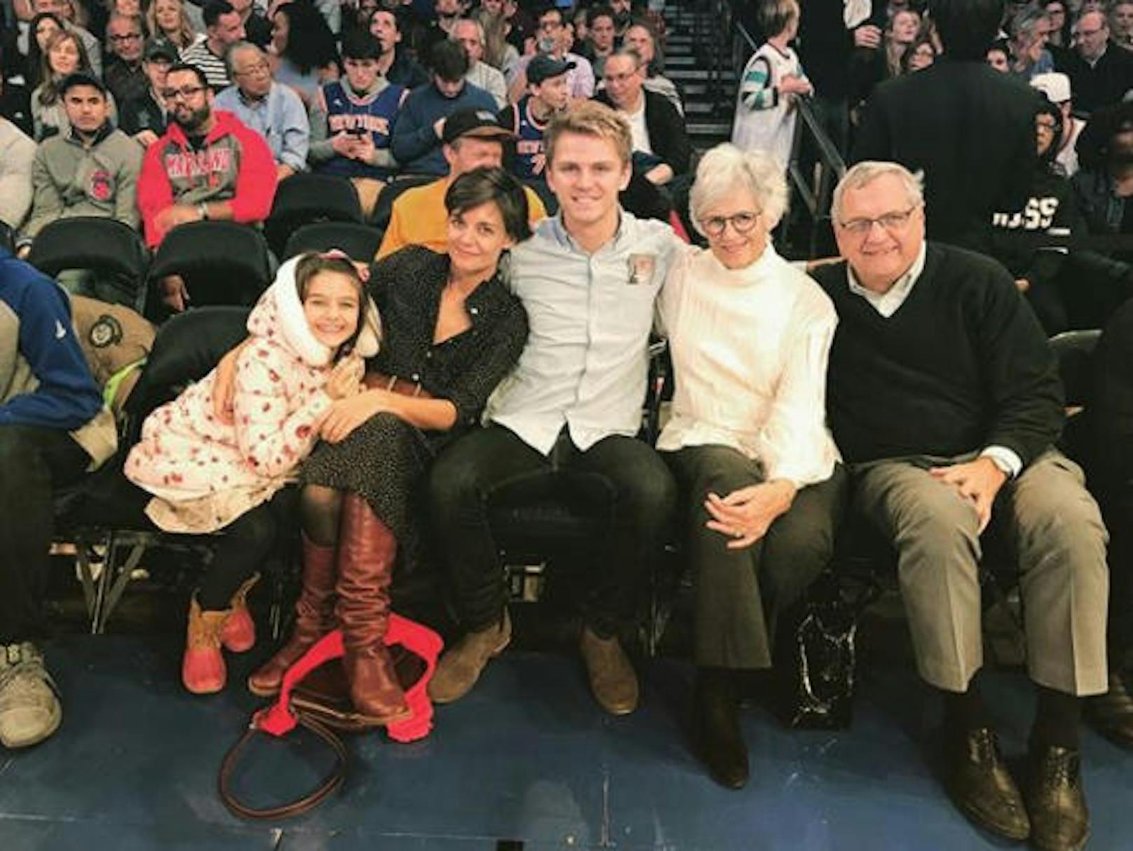 18.12.2017: Katie Holmes besuchte gemeinsam mit Tochter Suri, ihrem Bruder Martin Holmes und ihren Eltern ein Basketball-Spiel der New York Knicks im Madison Square Garden.