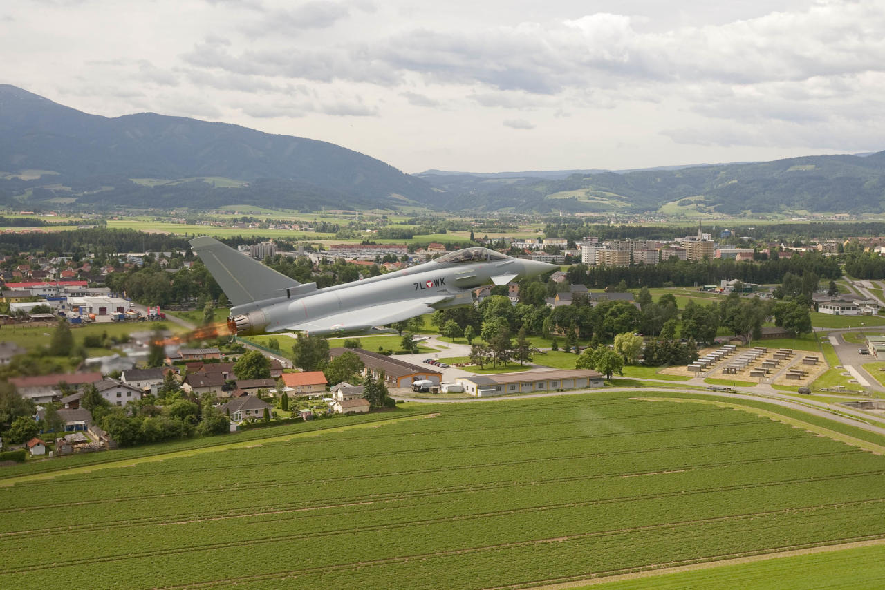 Zeltweg. Eurofighter im Flug, fotografiert aus einem Blackhawk Hubschrauber