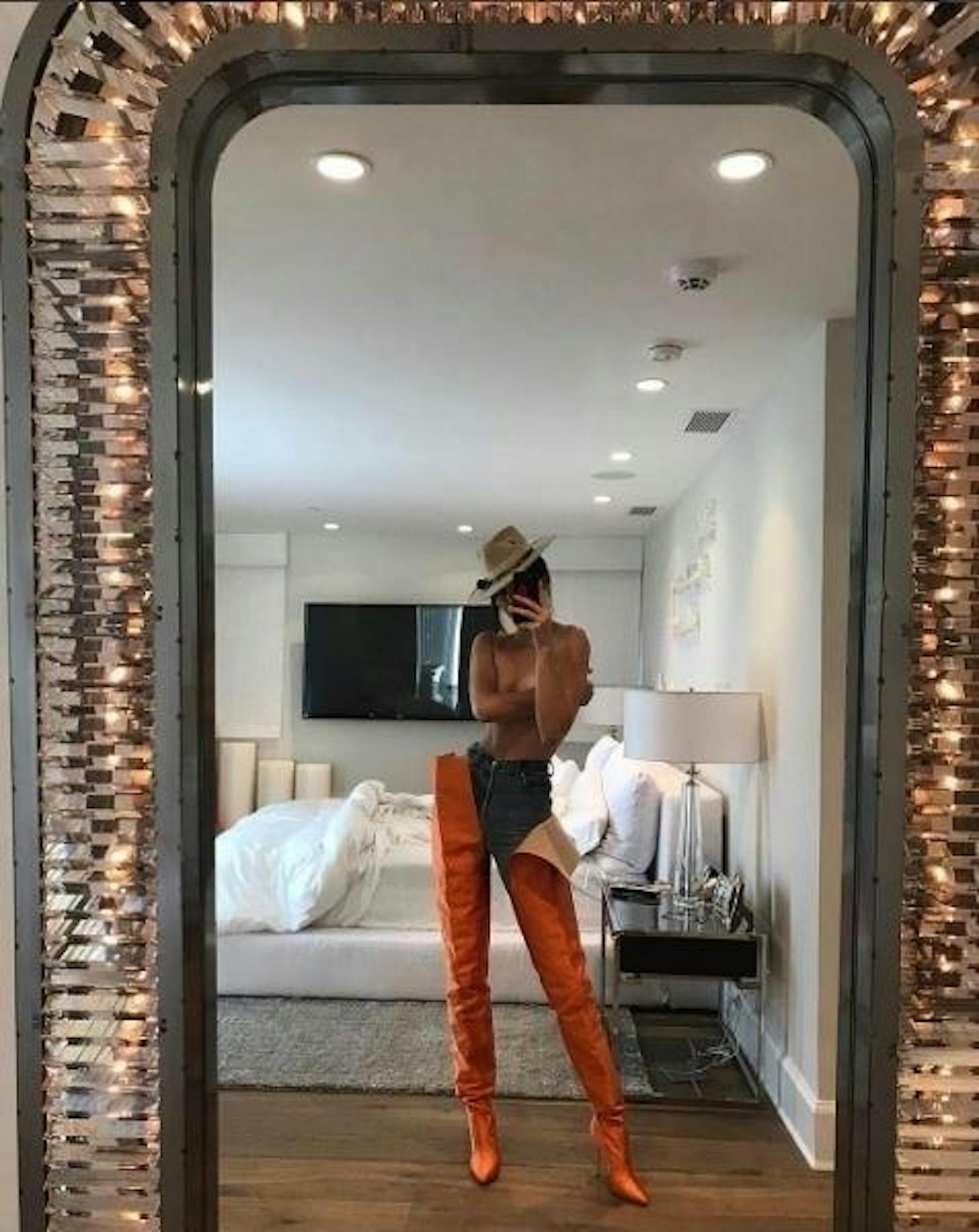 30.04.2017 Kendall Jenner posiert "Oben Ohne" vor einem Spiegel