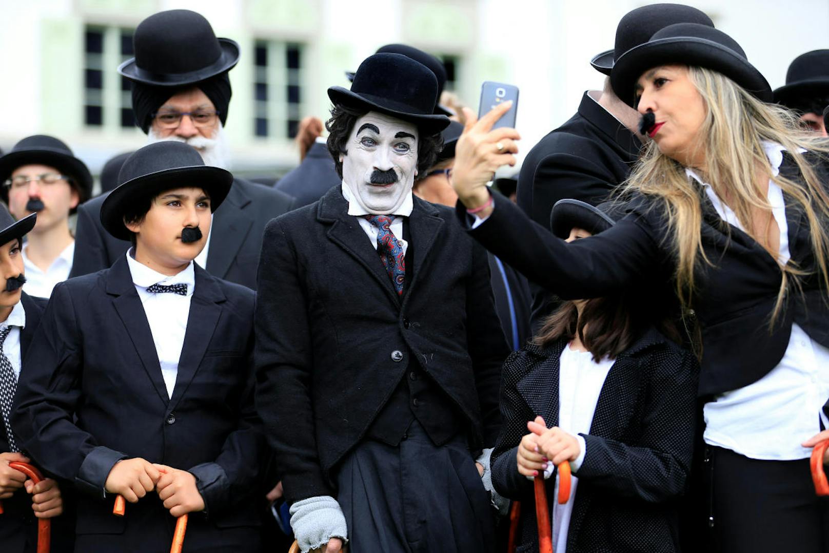 Museum Chaplin's World in Corsier-sur-Vevey am Genfer See: 662 Charlie Chaplin-Fans in Verkleidung - Weltrekord am Geburtstag der Ikone