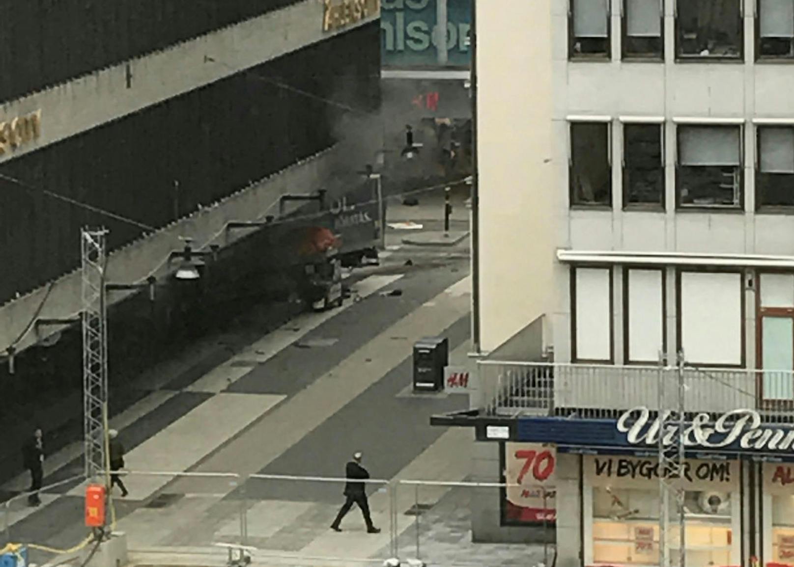 Am 7. April 2017 raste ein Lkw durch eine Fußgängerzone in Stockholm. Mindestens zwei Menschen starben.