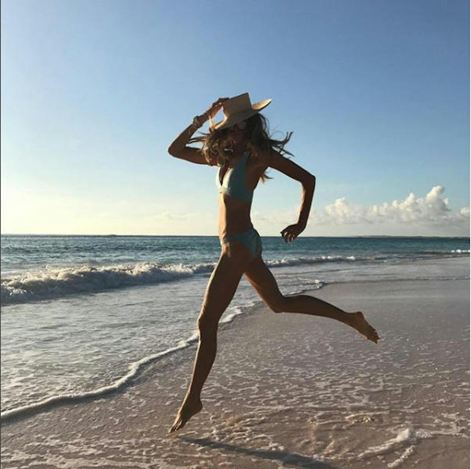 15.08.2017: Elle McPherson zeigt auf Instagram recht eindrucksvoll, warum ihr der Spitzname "The Body" auch mit 53 Jahren noch absolut zusteht.