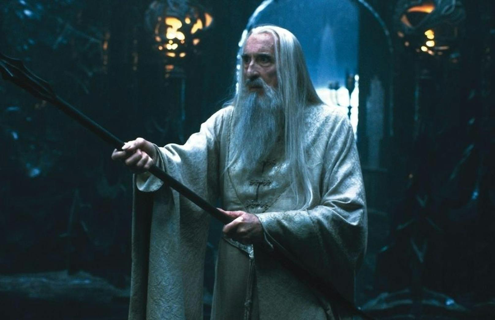 Der einst weise Magier Saruman (Christopher Lee) hat sich auf die Seite des Bösen gestellt.