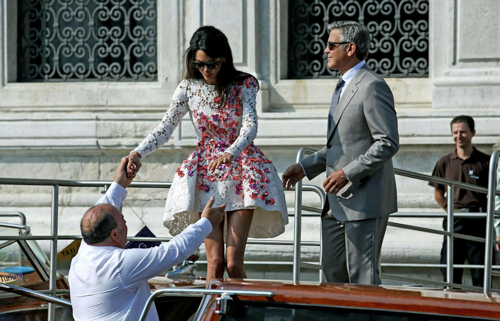 Der erste Besuch in Venedig nach der Hochzeit. Amal begeisterte mit ihrem Kleid ...