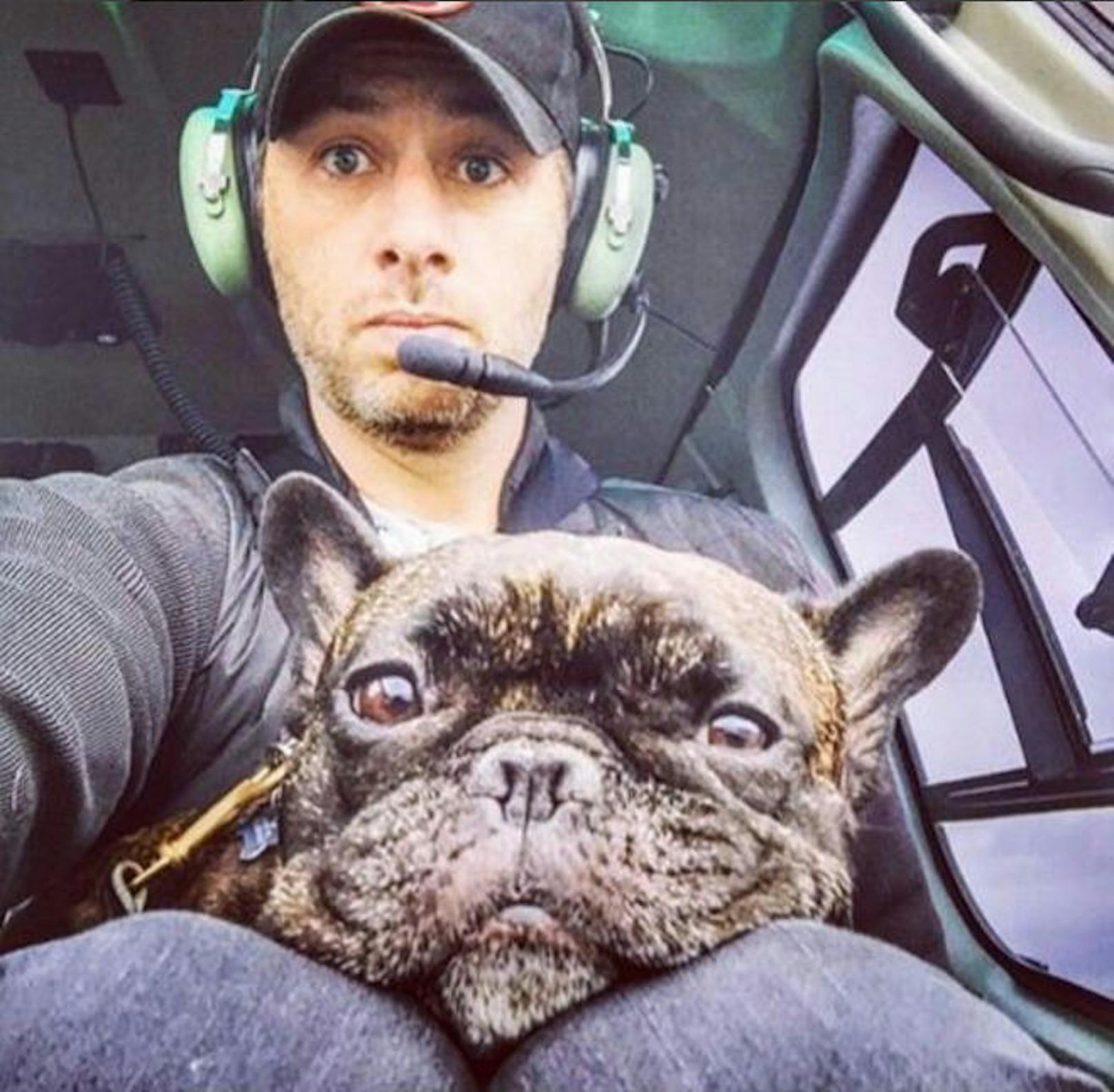 21.05.2017: Schauspieler Zach Braff postete ein Selfie mit seiner französischen Bulldogge aus dem Flugzeug - den Hundeblick haben beide hervorragend drauf!