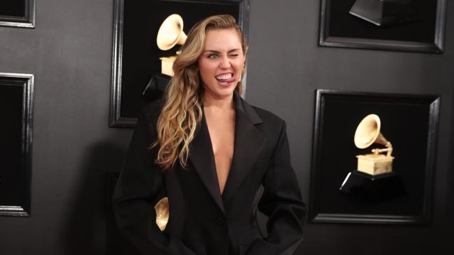 Sexy Miley Cyrus bei den Grammys 2019. So wird ein Anzug zum Hingucker.