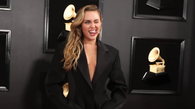 Sexy Miley Cyrus bei den Grammys 2019. So wird ein Anzug zum Hingucker.