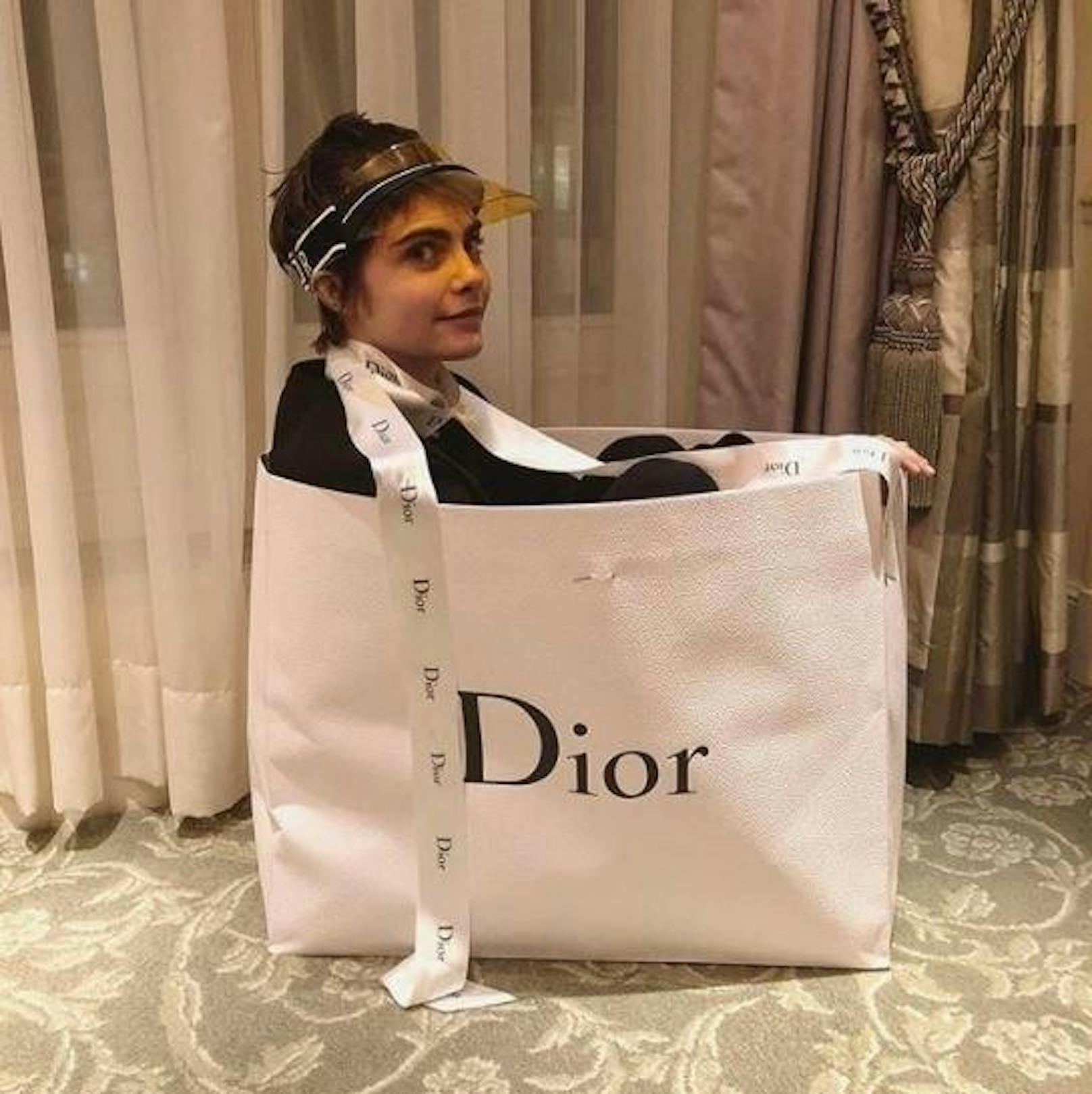 27.02.2018: Cara Delevingne macht auf diesem witzigen Foto Werbung für die Nobelmarke Dior,