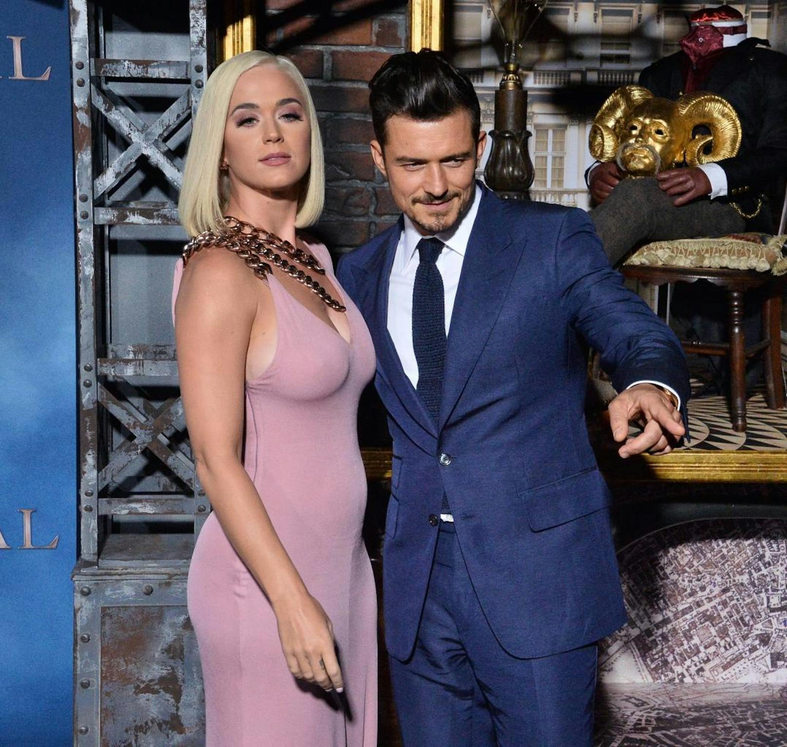 Orlando Bloom brachte am 21.8.2019 seine Verlobte Katy Perry zur Premiere seiner Serie Carnival Row mit. Im engen Kleid zeigt Katy Bäuchlein. Aber ist es vom guten Essen oder steckt mehr drin?