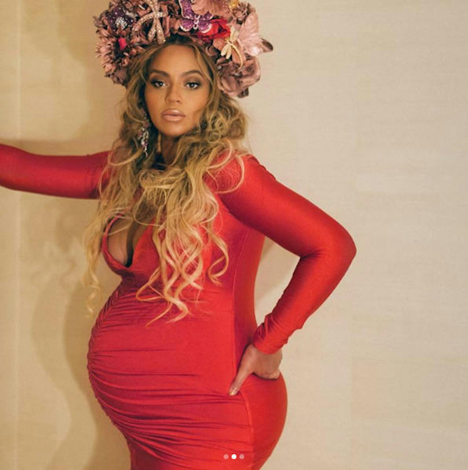 01.05.2017: Sängerin Beyoncé Knowles zeigt sich auf der "Inaugural Wearable Art Gala" in Los Angeles hochschwanger im hautengen roten Kleid mit Blumen-Krone.