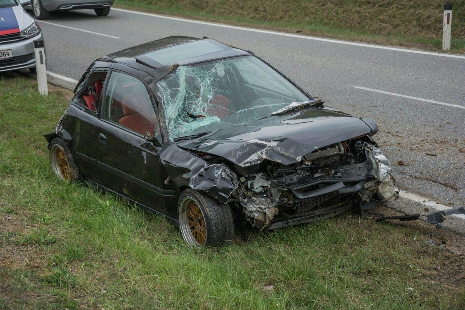 Das Auto ist zerstört, dem Fahrer dürfte es gut gehen - er wollte sich nicht untersuchen lassen.