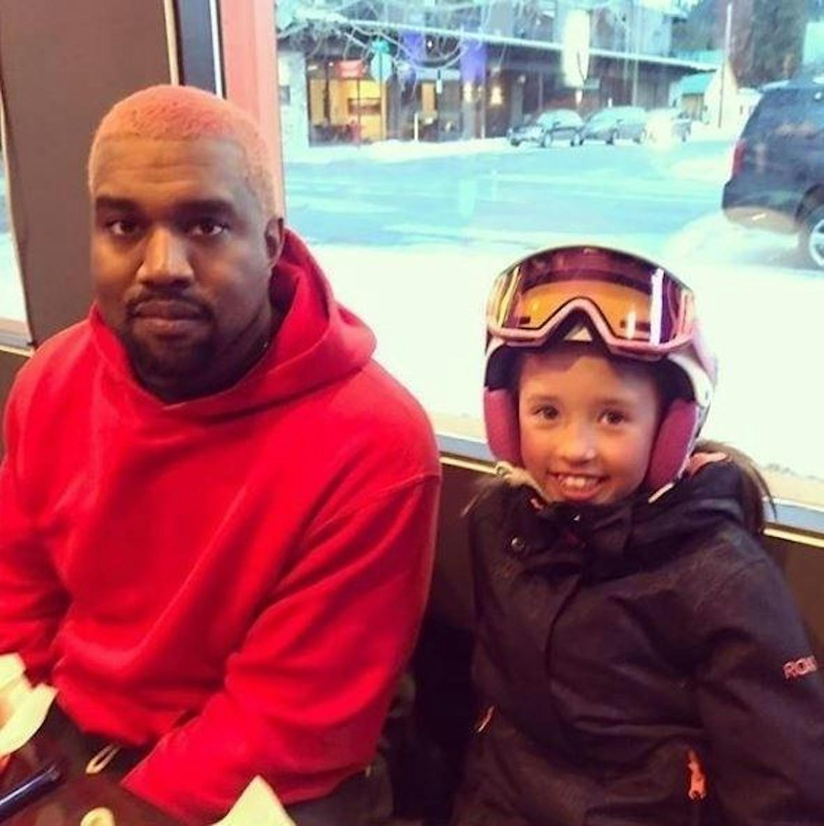 14.3.2018: Ein junger Fan traf den Rapper Kanye West, der jetzt pinke Haare trägt.