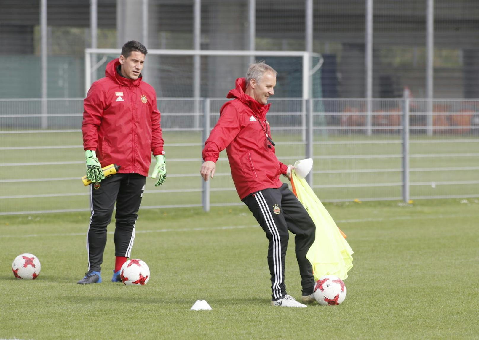 Tormanntrainer Helge Payer (li.) und Martin Bernhard.