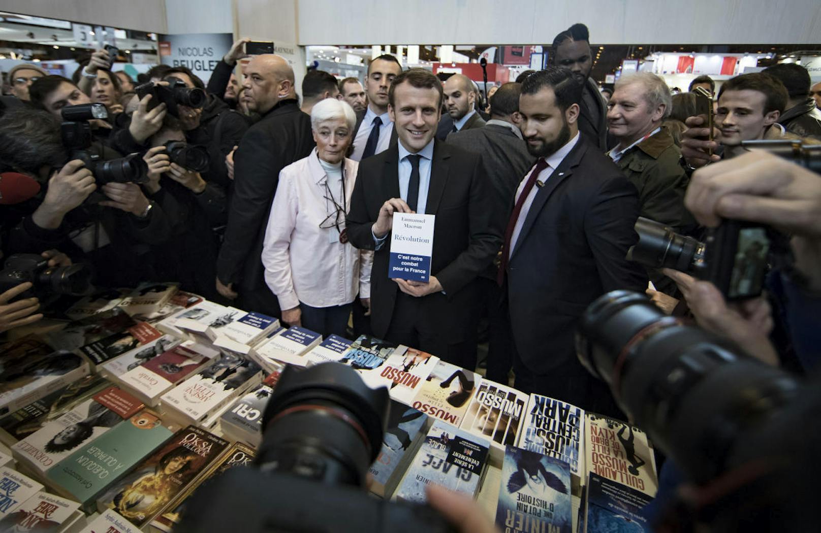 24. März 2017: Emmanuel Macron zeigt auf der Pariser Buchmesse seine Biographie her