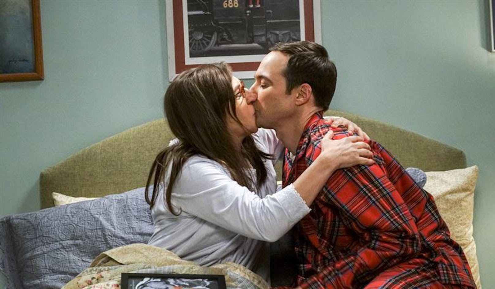 Amy (Mayim Bialik) knutscht mit Sheldon (Jim Parsons) in "The Big Bang Theory".