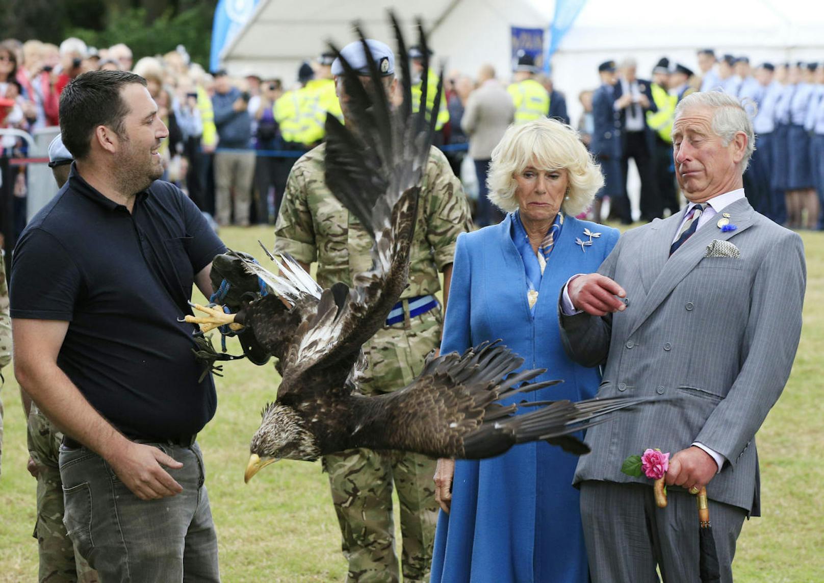 Der Adler scheint Charles und Camilla nicht ganz geheuer zu sein.