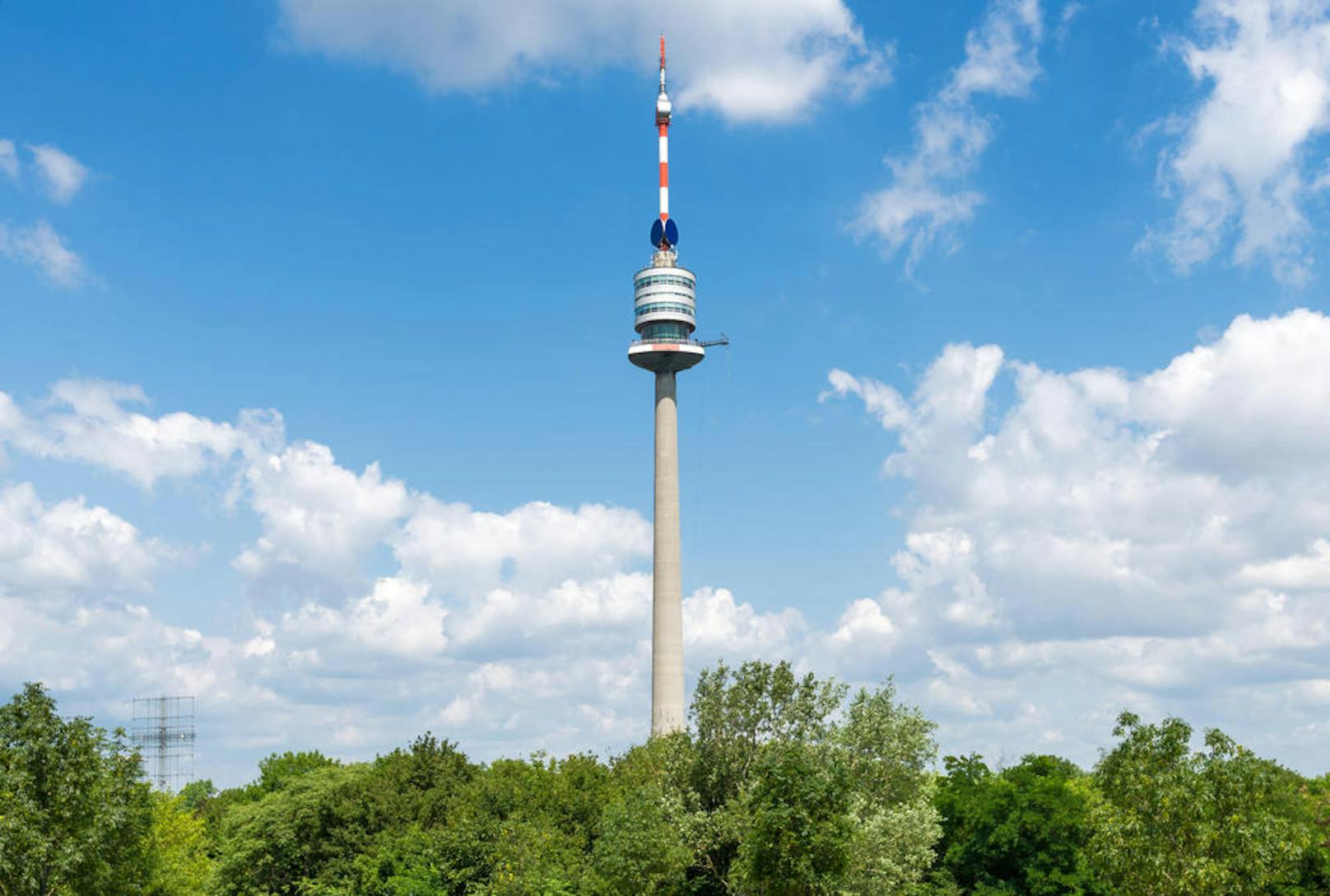 <b>Donauturm, 22. Bezirk:</b> Der Aussichtsturm wurde zwischen 1962 und 1964 anlässlich der Wiener Internationalen Gartenschau errichtet und ist das höchste Gebäude Österreichs.