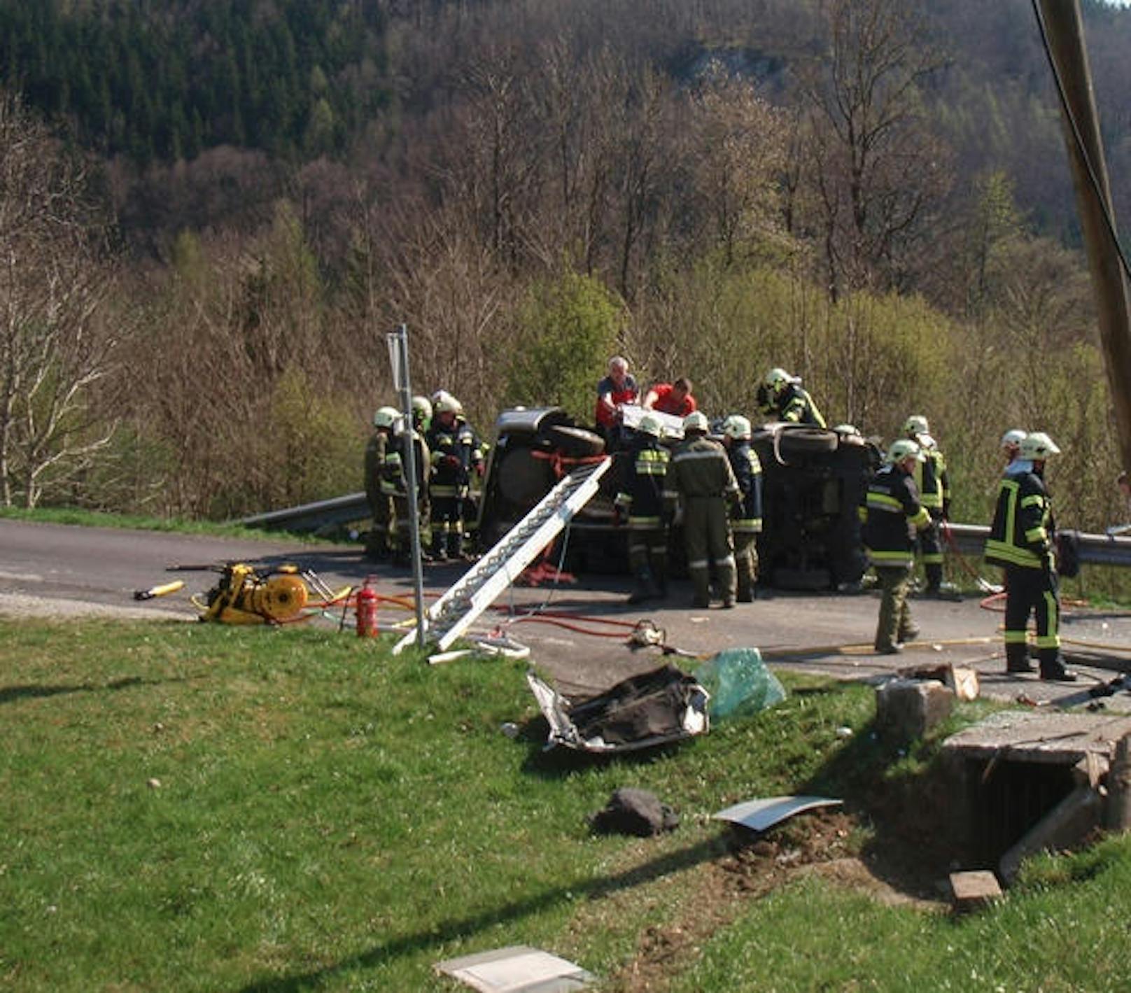 Bei einem Autounfall in Weyer wurden zwei Personen (beide 21) eingeklemmt.