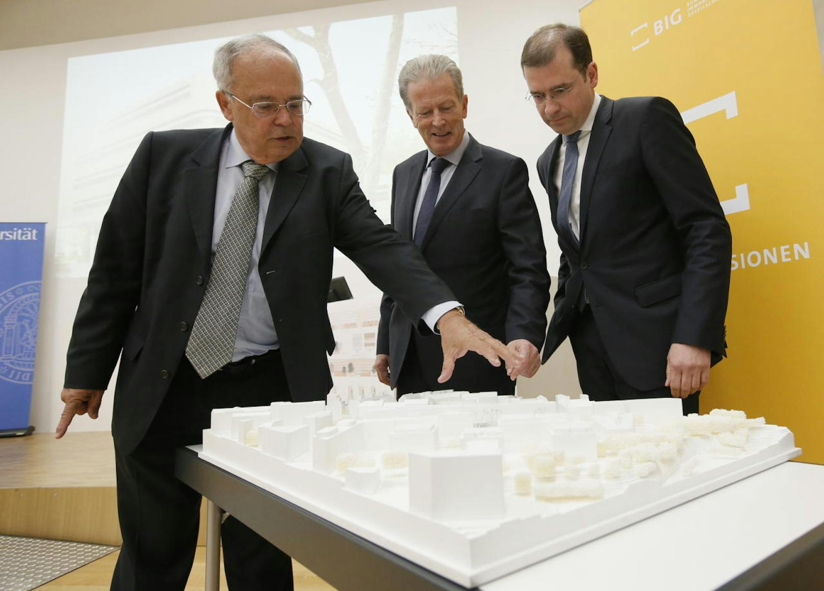 Rektor Heinz W. Engl (li.) mit Bundesminister Reinhold Mitterlehner (Mitte) und BIG-Geschäftsführer Hans-Peter Weiss mit dem Modell des Biologiezentrums.