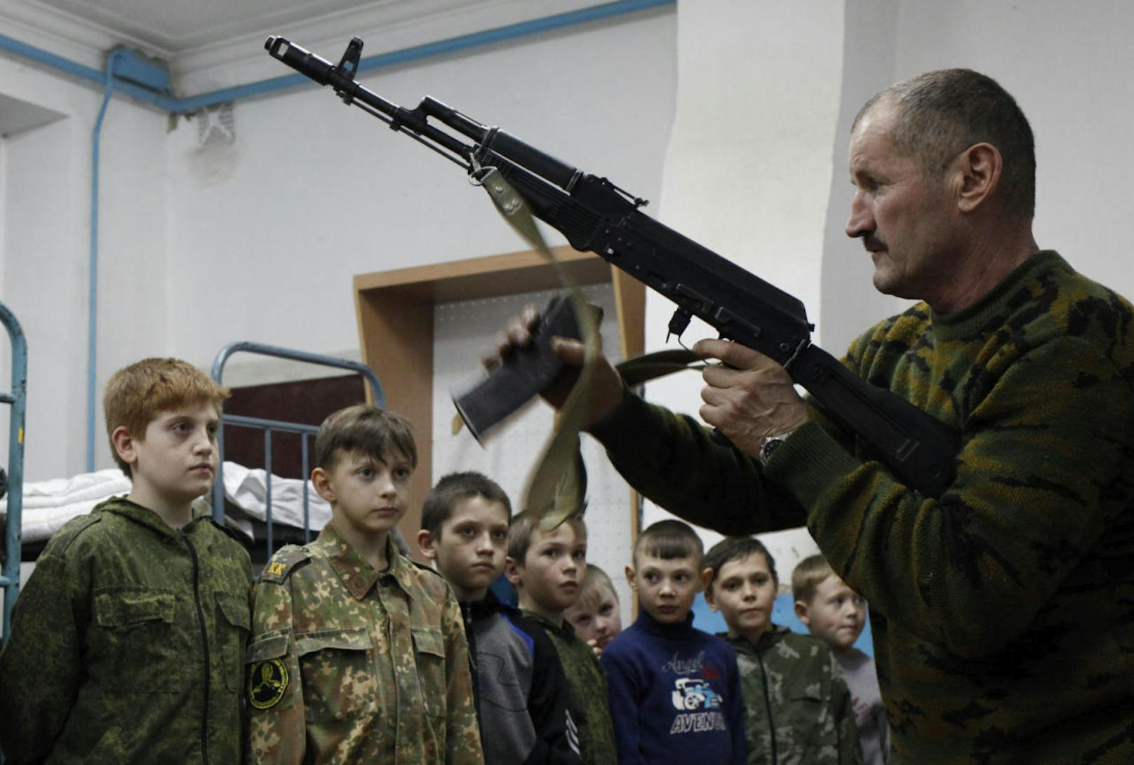 Ein Armeeoffizier erklärt die Funktionsweise eines Kalaschnikow-Sturmgewehrs.