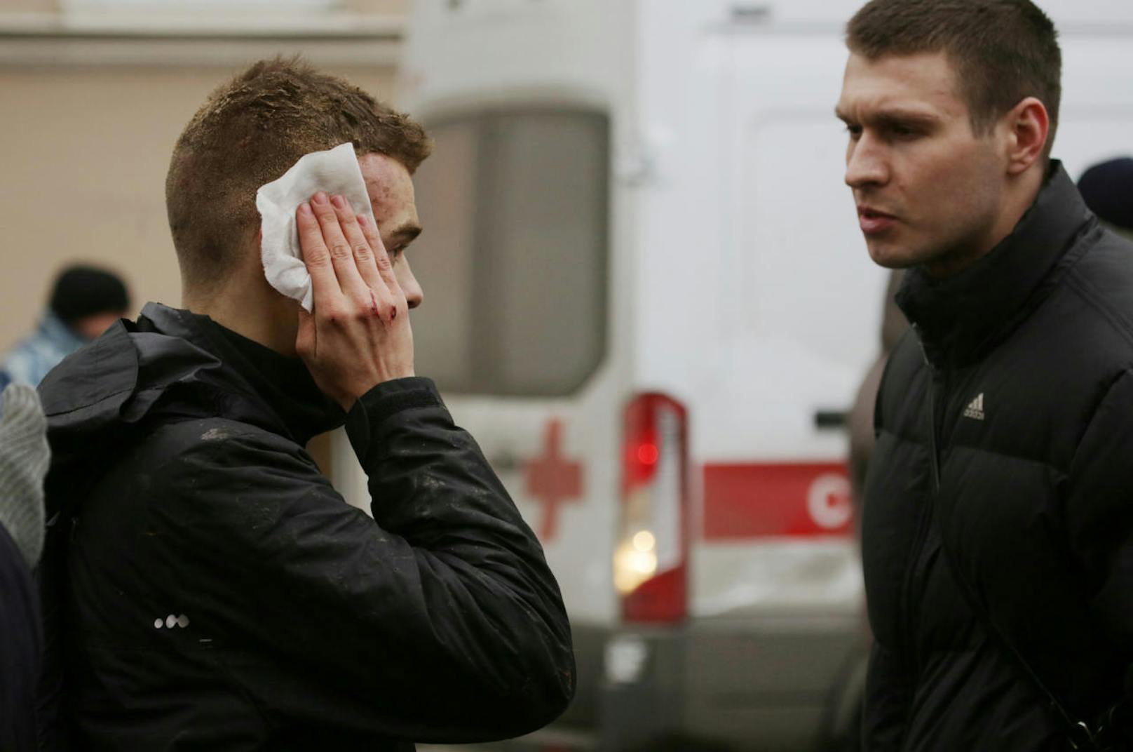 Verletzte vor der U-Bahnsstation in St. Petersburg
