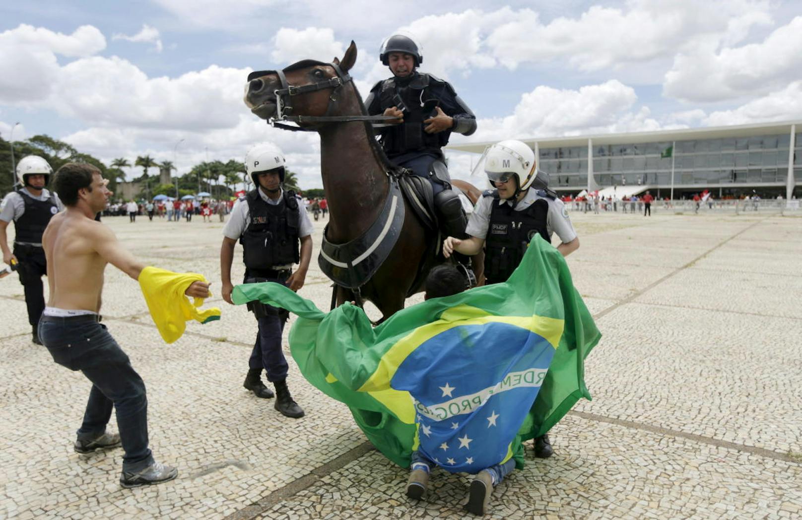 Die Polizei kontrolliert Demonstranten gegen den früheren brasilianischen Präsidenten Luiz Inacio Lula da Silva.