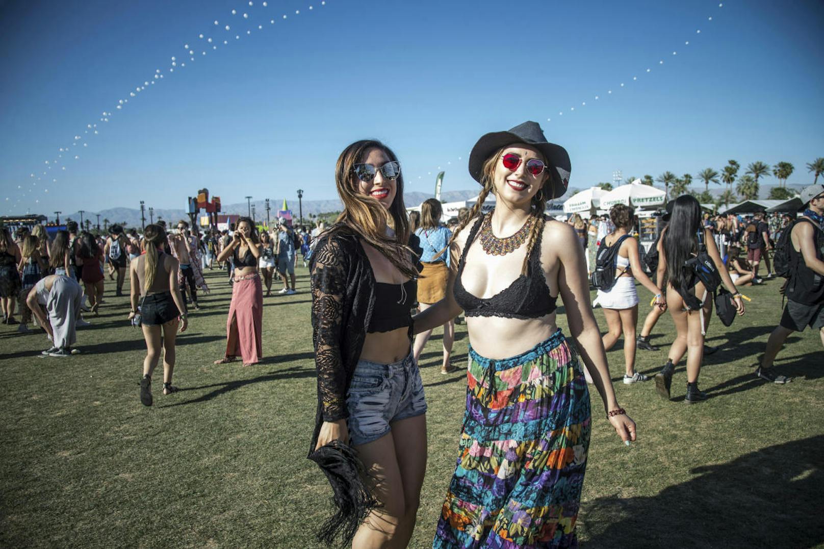 Junge Frauen genießen das Coachella Festival