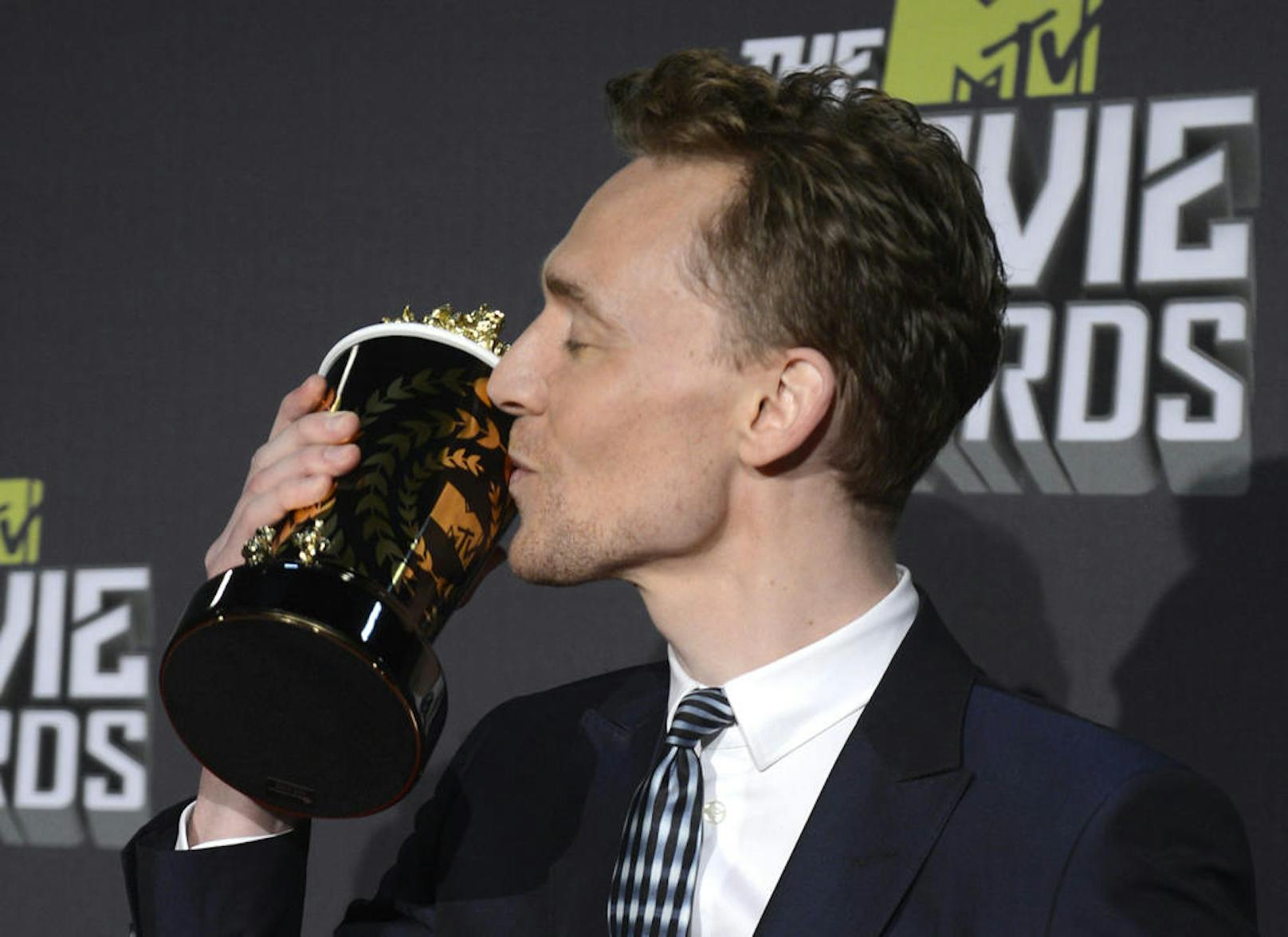 2013 busselte er bei den MTV Movie Awards in Culver City, Kalifornien seinen Popcorn-Becher.