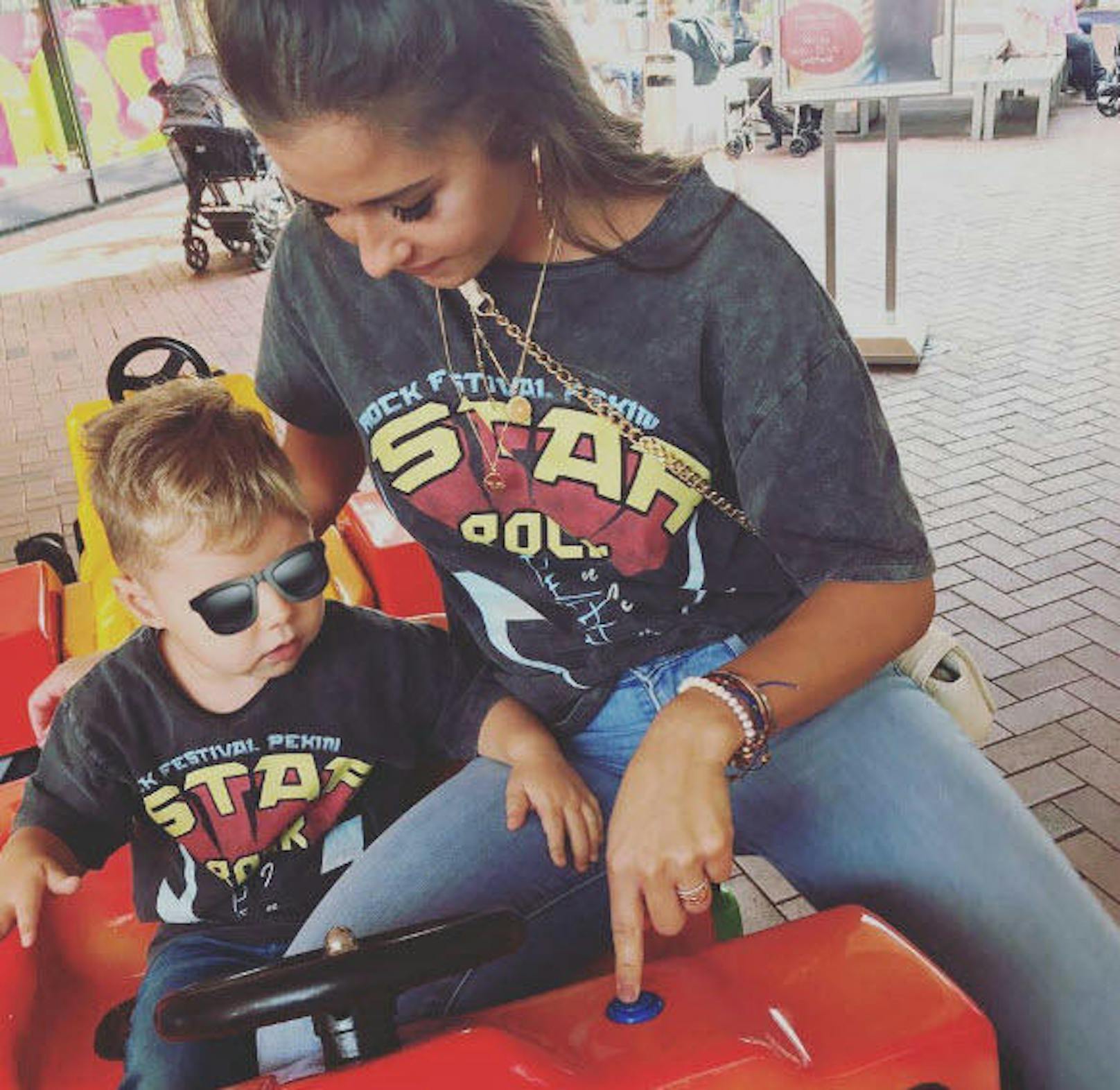 20.08.2017: Sarah Lombardi zeigt sich auf Instagram im Partnerlook mit Sohn Alessio