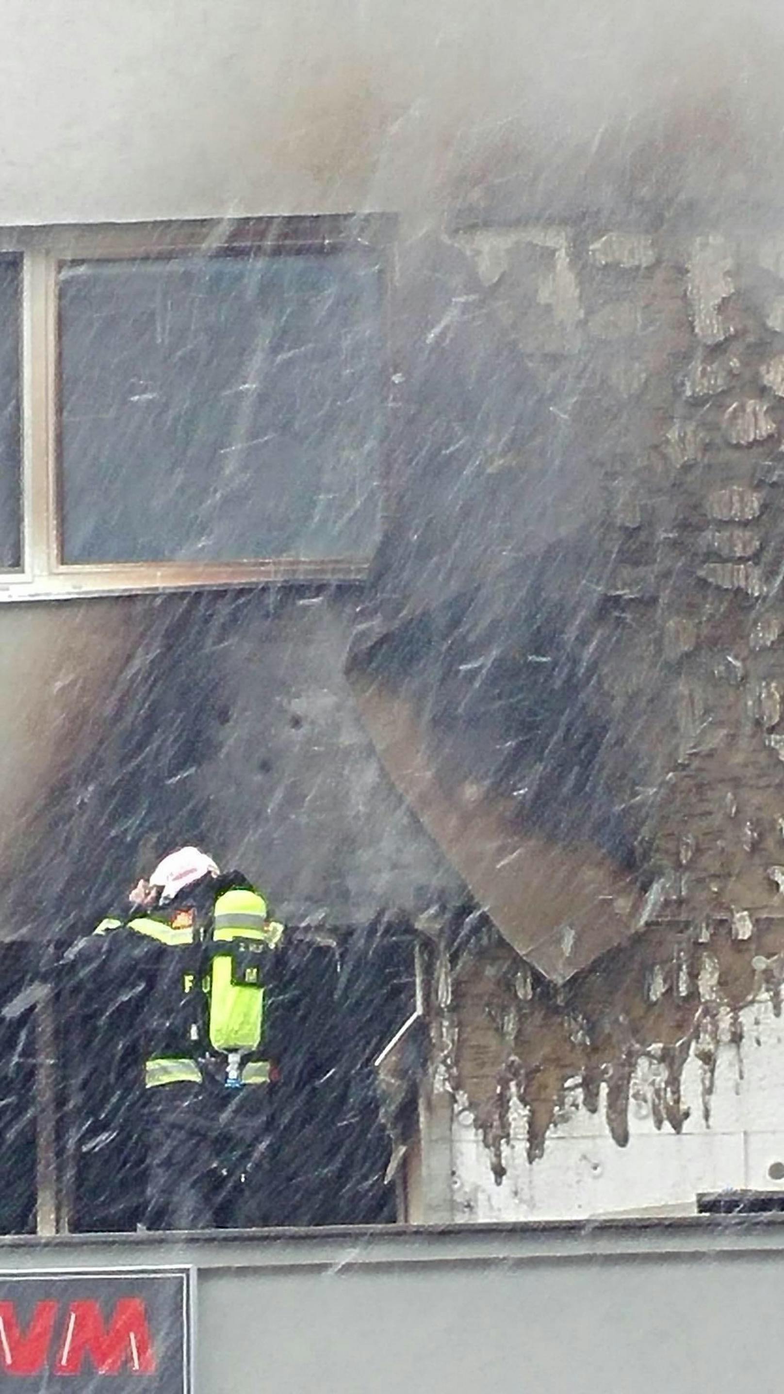 Wohnungsbrand löste Feuerwehr-Einsatz im 15. Bezirk aus.