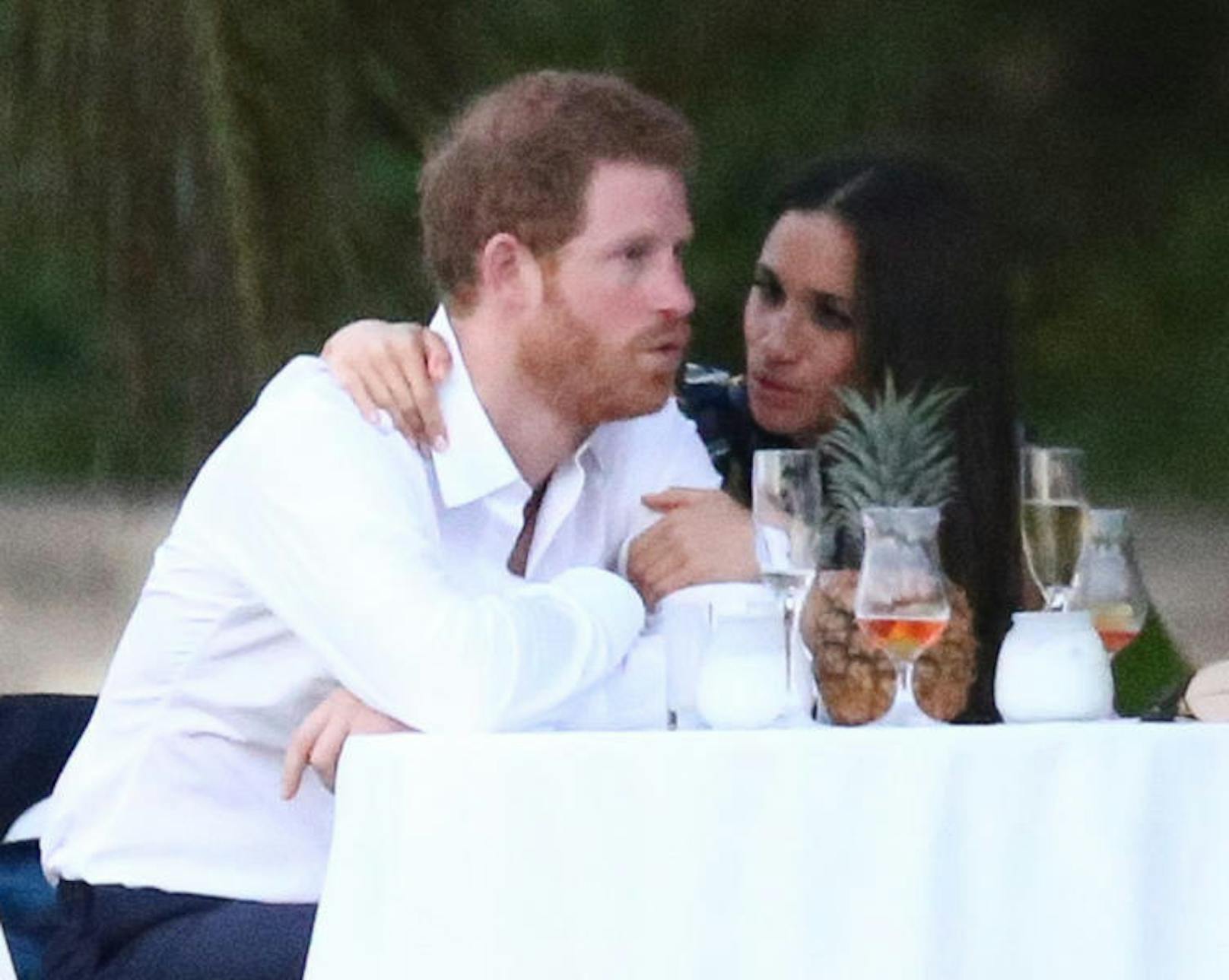 Prinz Harry mit Freundin Meghan Markle auf einer Hochzeit in Jamaika