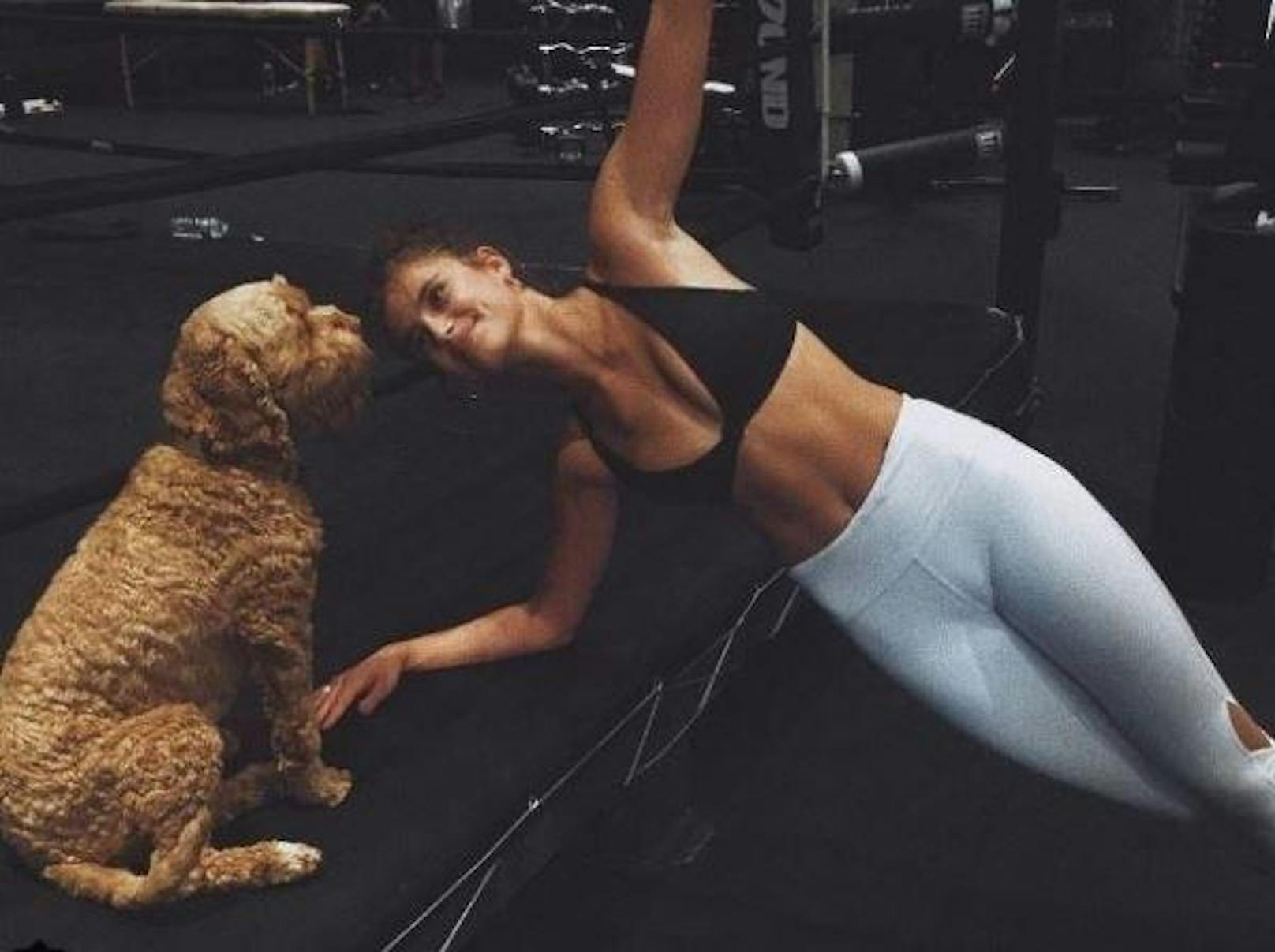 28.08.2017: US-Model Taylor Hill wird beim Training von ihrem Hund "unterstützt".
