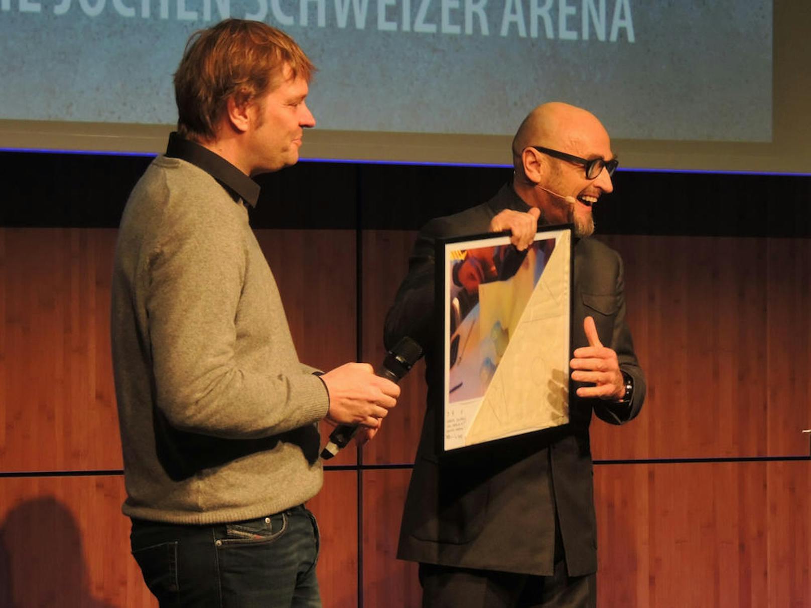Jochen Schweizer mit der Serviette, auf die er eine erste Skizze der Jochen Schweizer Arena gezeichnet hatte.