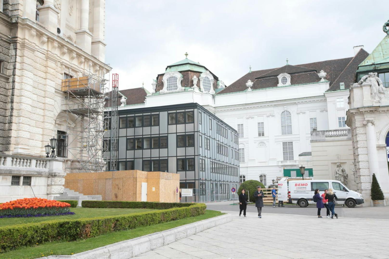 Parlament-Ersatzquartier im Bibliothekshof, gleich neben dem Palmenhaus im Burggarten.